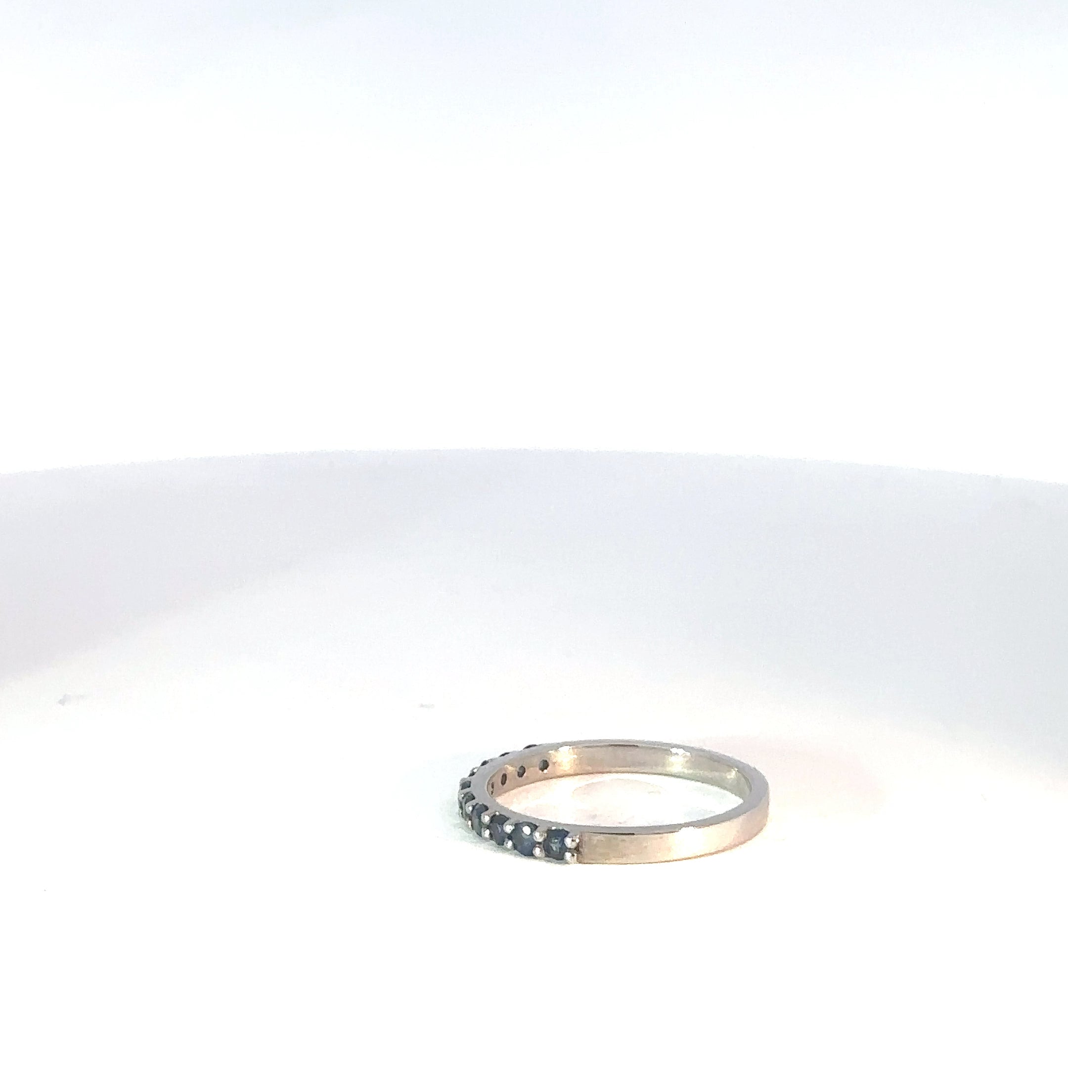 Anillo cintillo oro blanco y zafiros azules