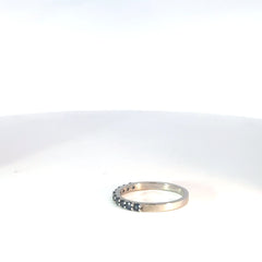 Anillo cintillo oro blanco y zafiros azules