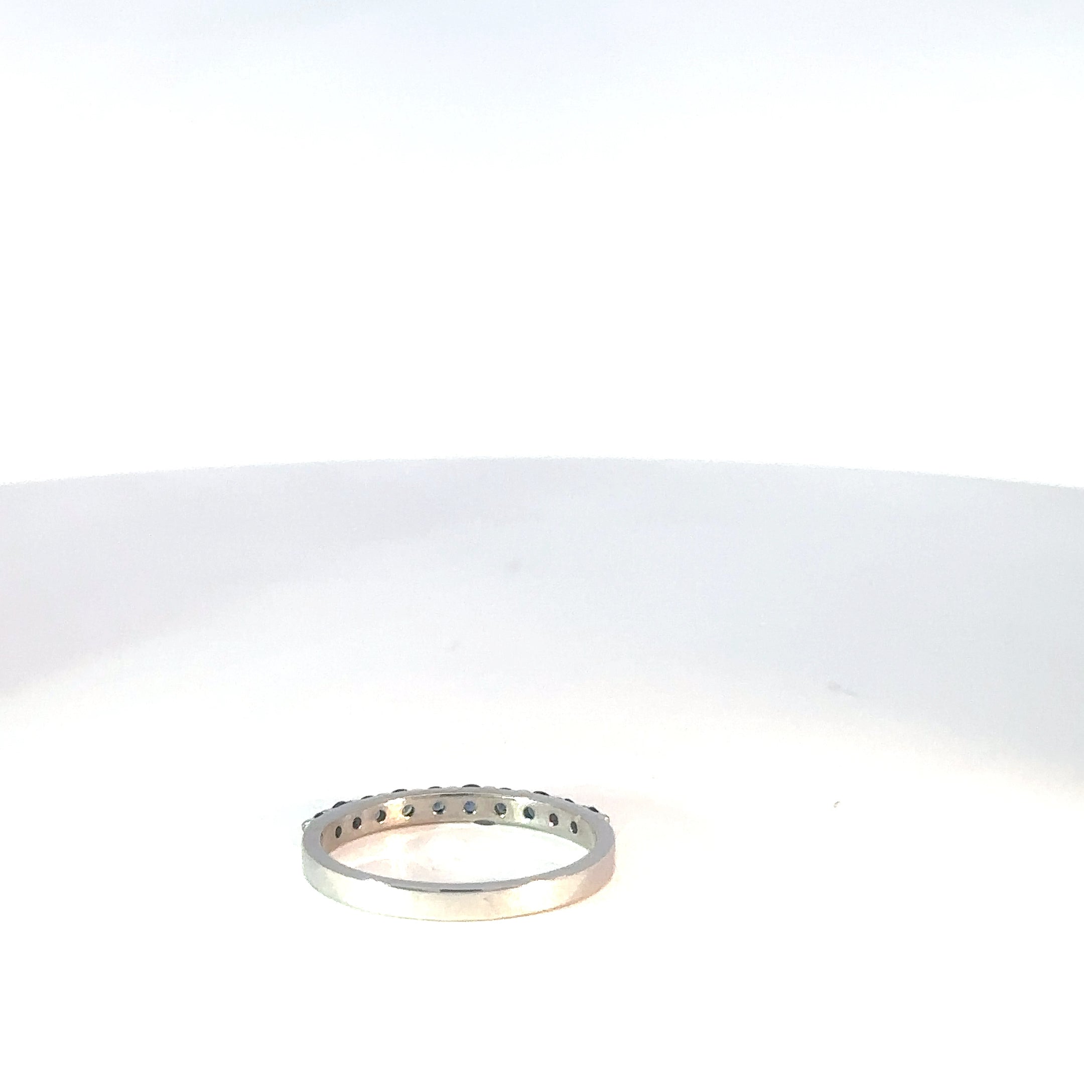 Anillo cintillo oro blanco y zafiros azules