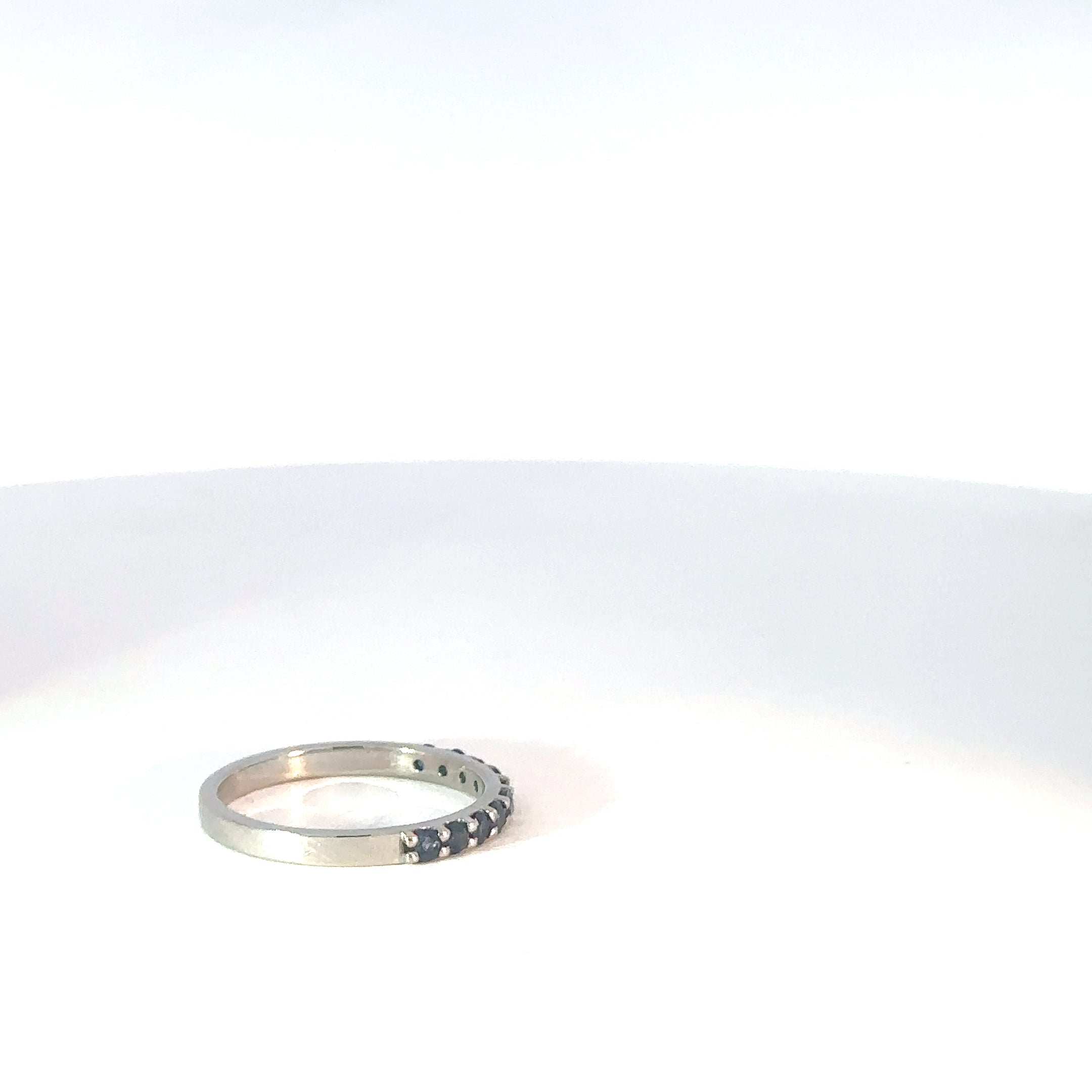 Anillo cintillo oro blanco y zafiros azules