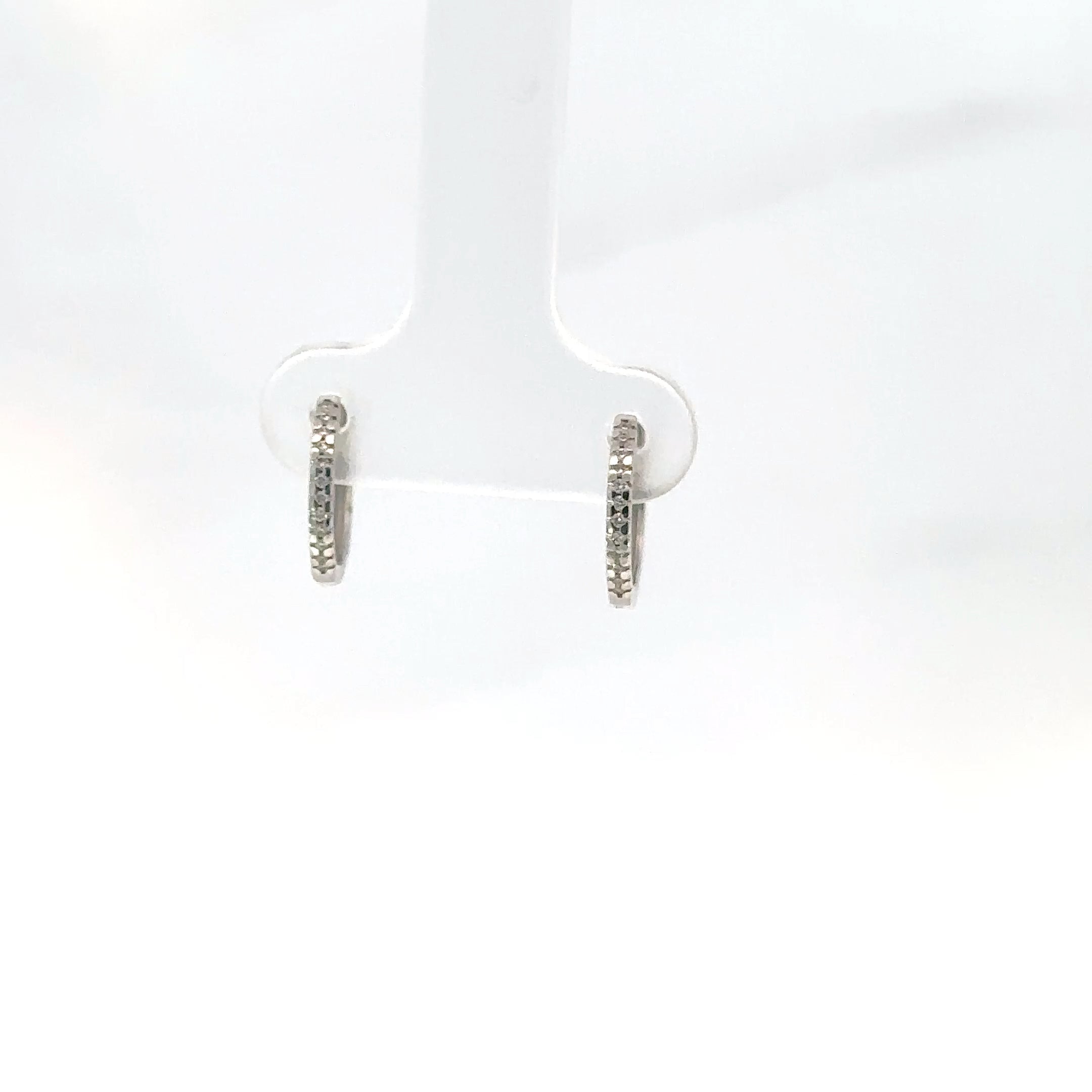 Elegantes Aretes en Candongas con Diamantes en Oro Amarillo