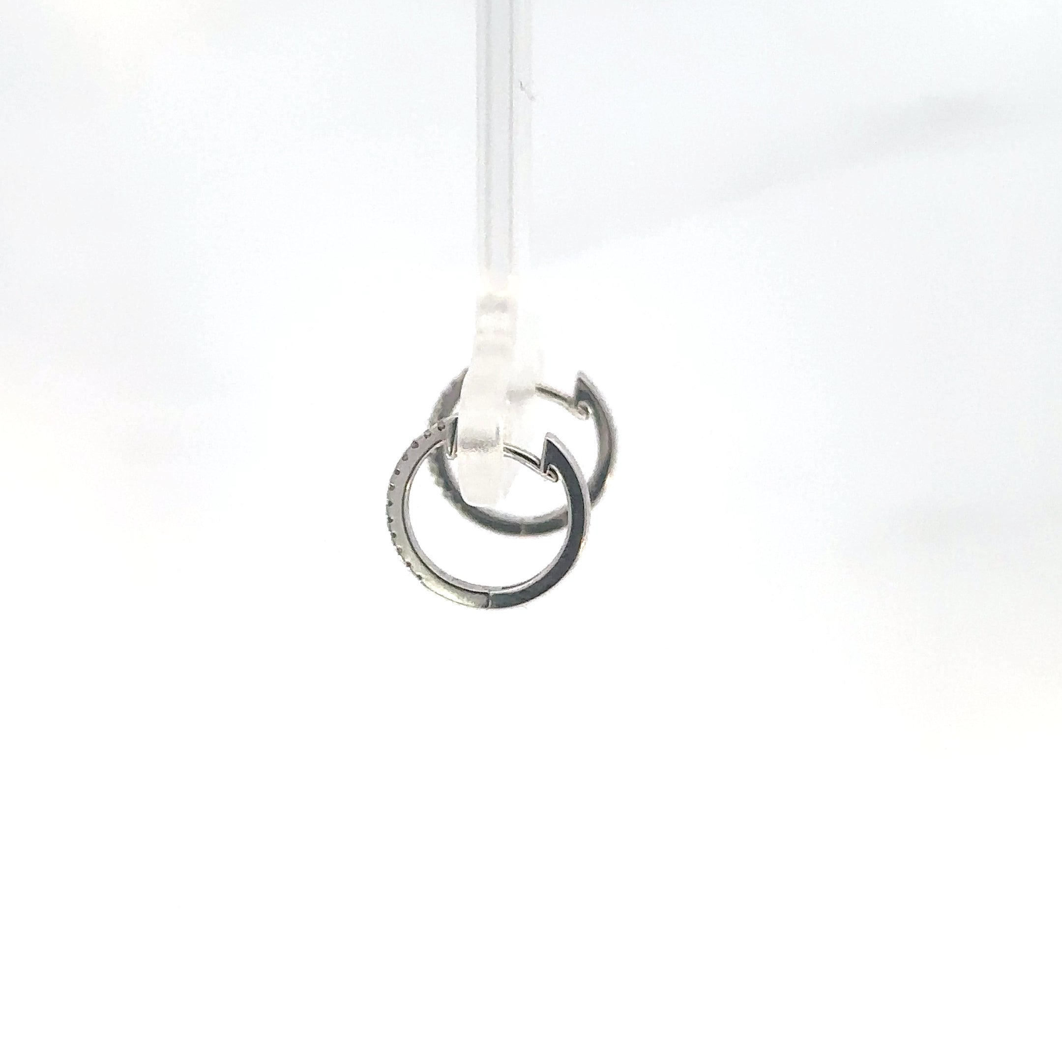 Elegantes Aretes en Candongas con Diamantes en Oro Amarillo