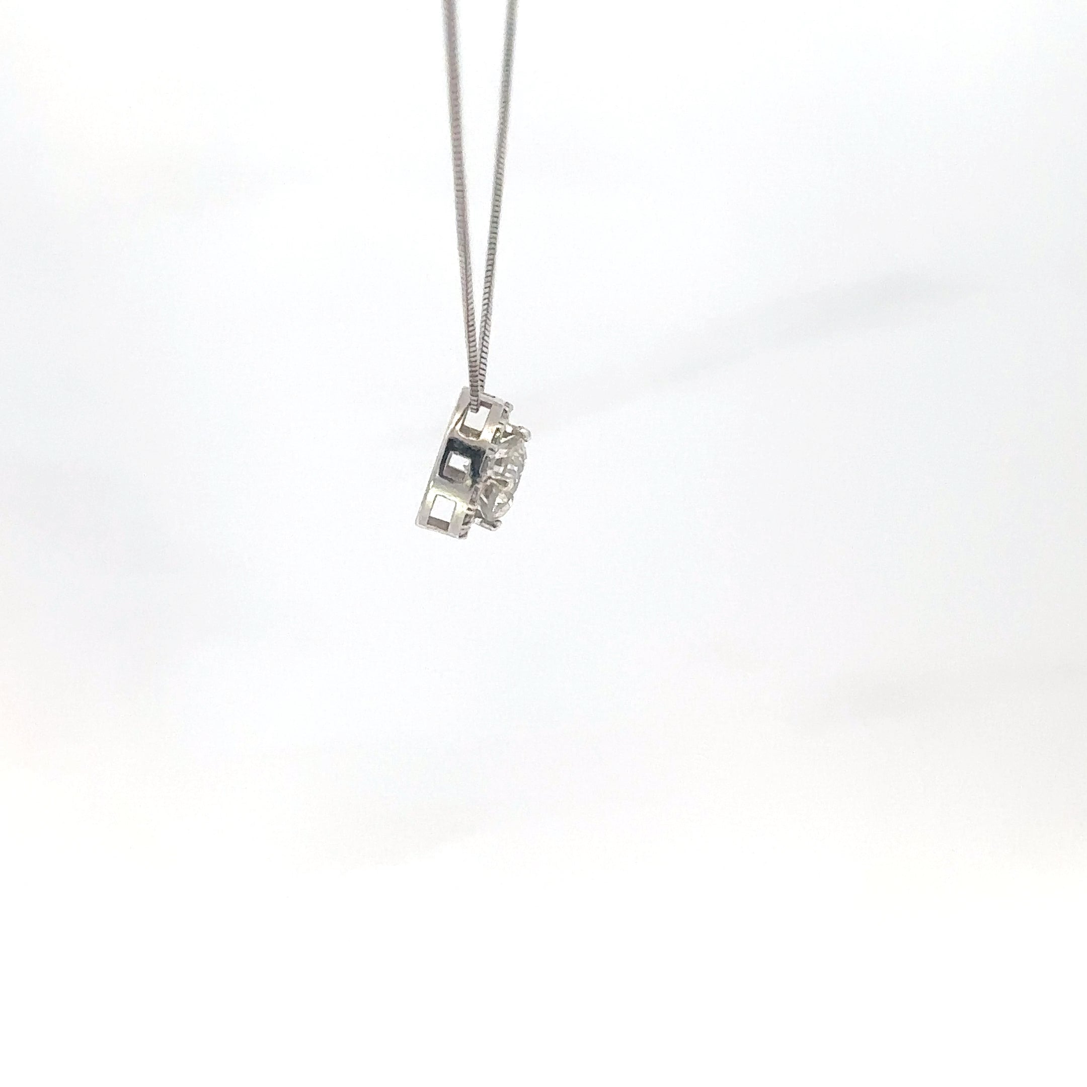 Dije Halo en Oro Blanco y Diamantes