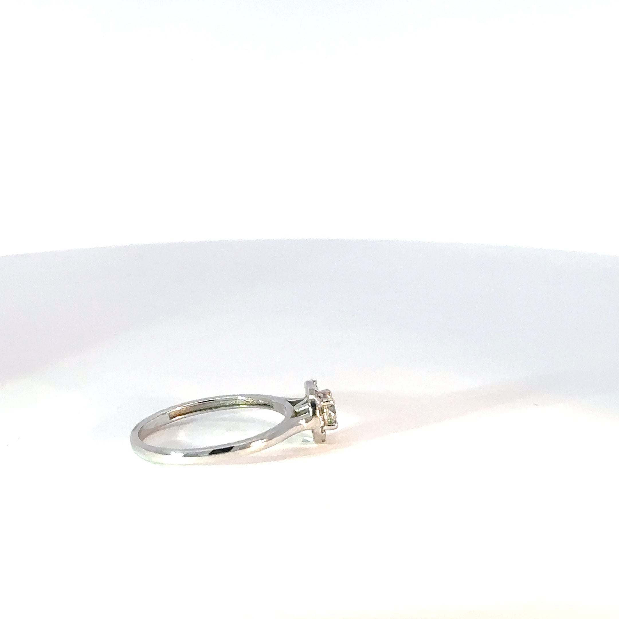 Anillo oro blanco diamante natural halo redondo