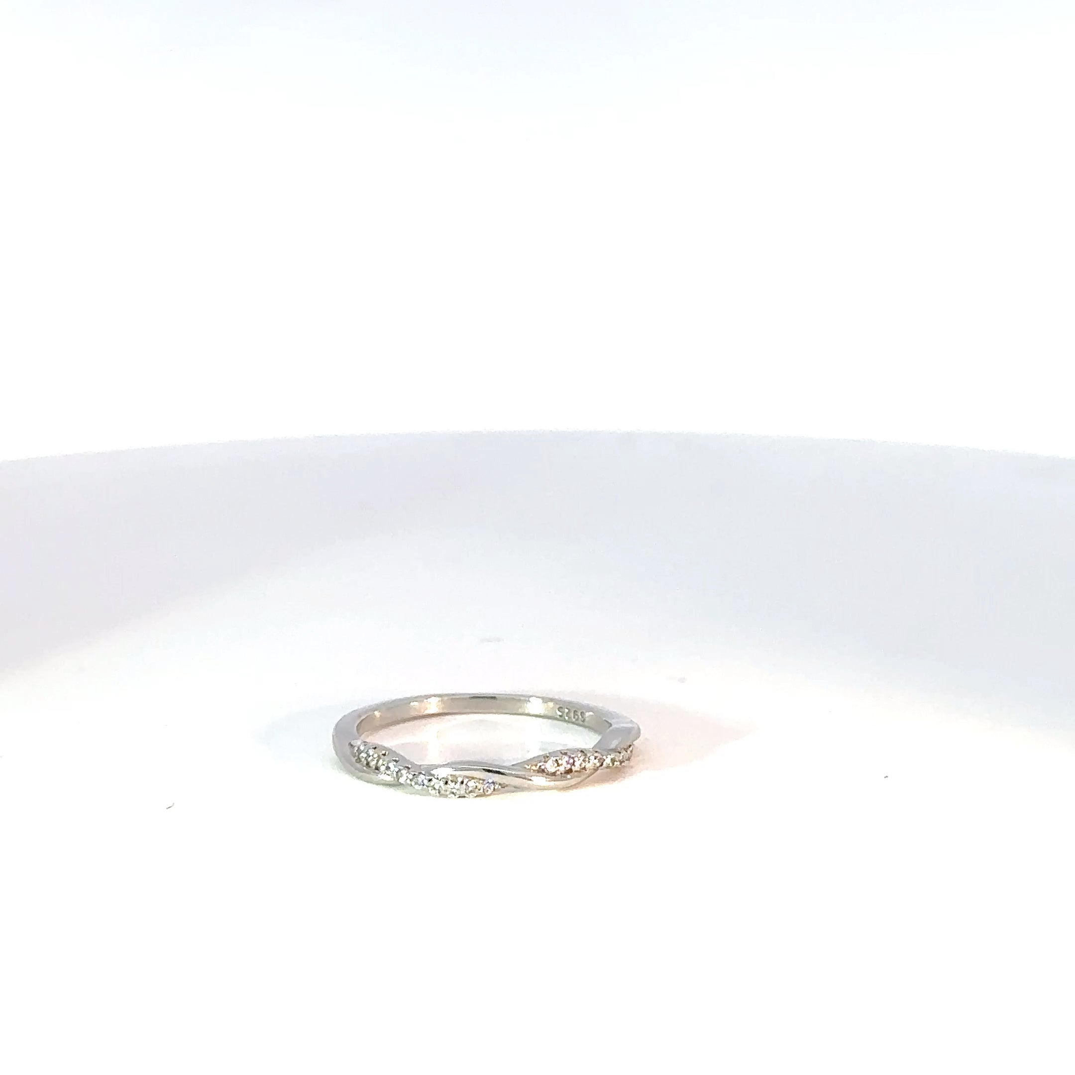 Elegante Anillo Entrelazado en Plata con Circones