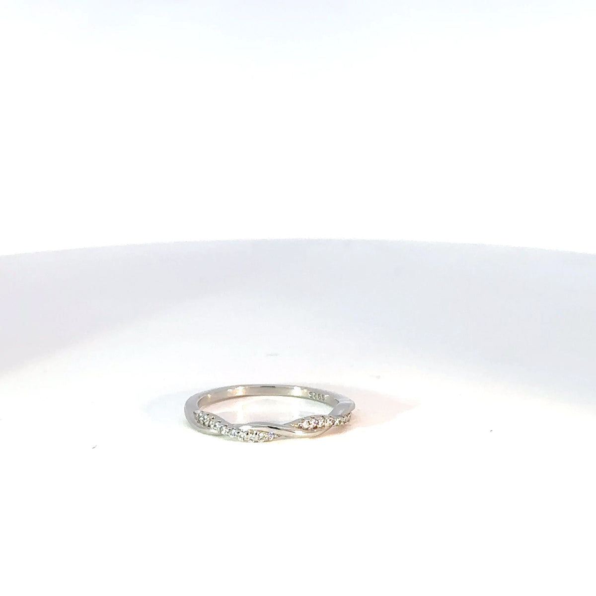 Elegante Anillo Entrelazado en Plata con Circones