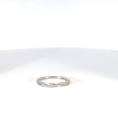 Elegante Anillo Entrelazado en Plata con Circones