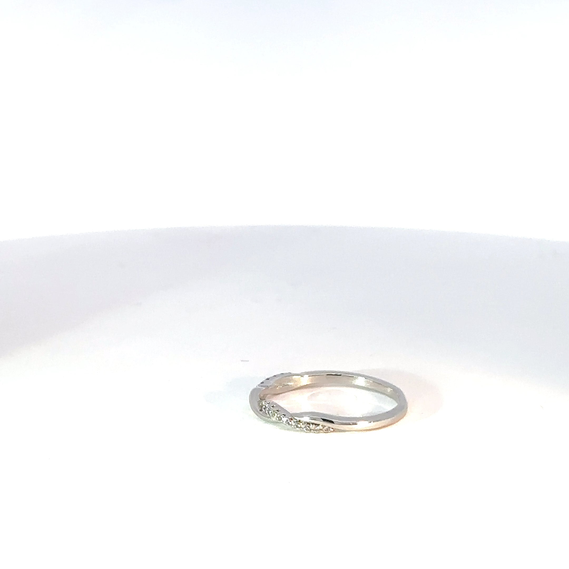 Elegante Anillo Entrelazado en Plata con Circones