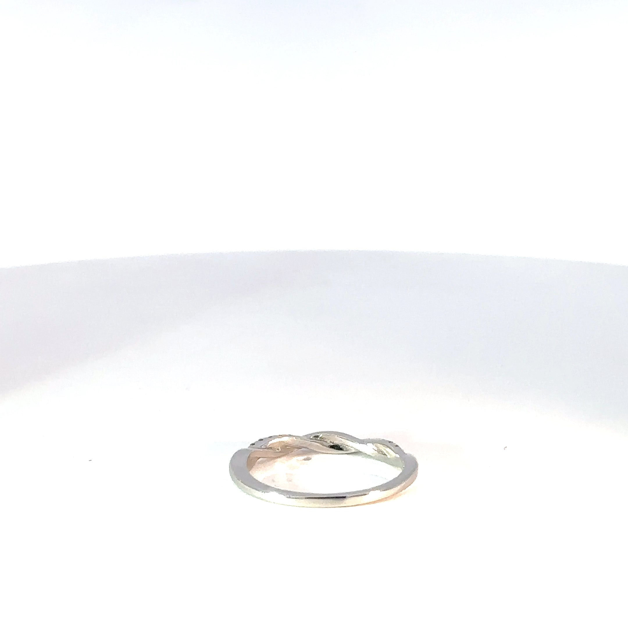 Elegante Anillo Entrelazado en Plata con Circones