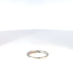 Elegante Anillo Entrelazado en Plata con Circones