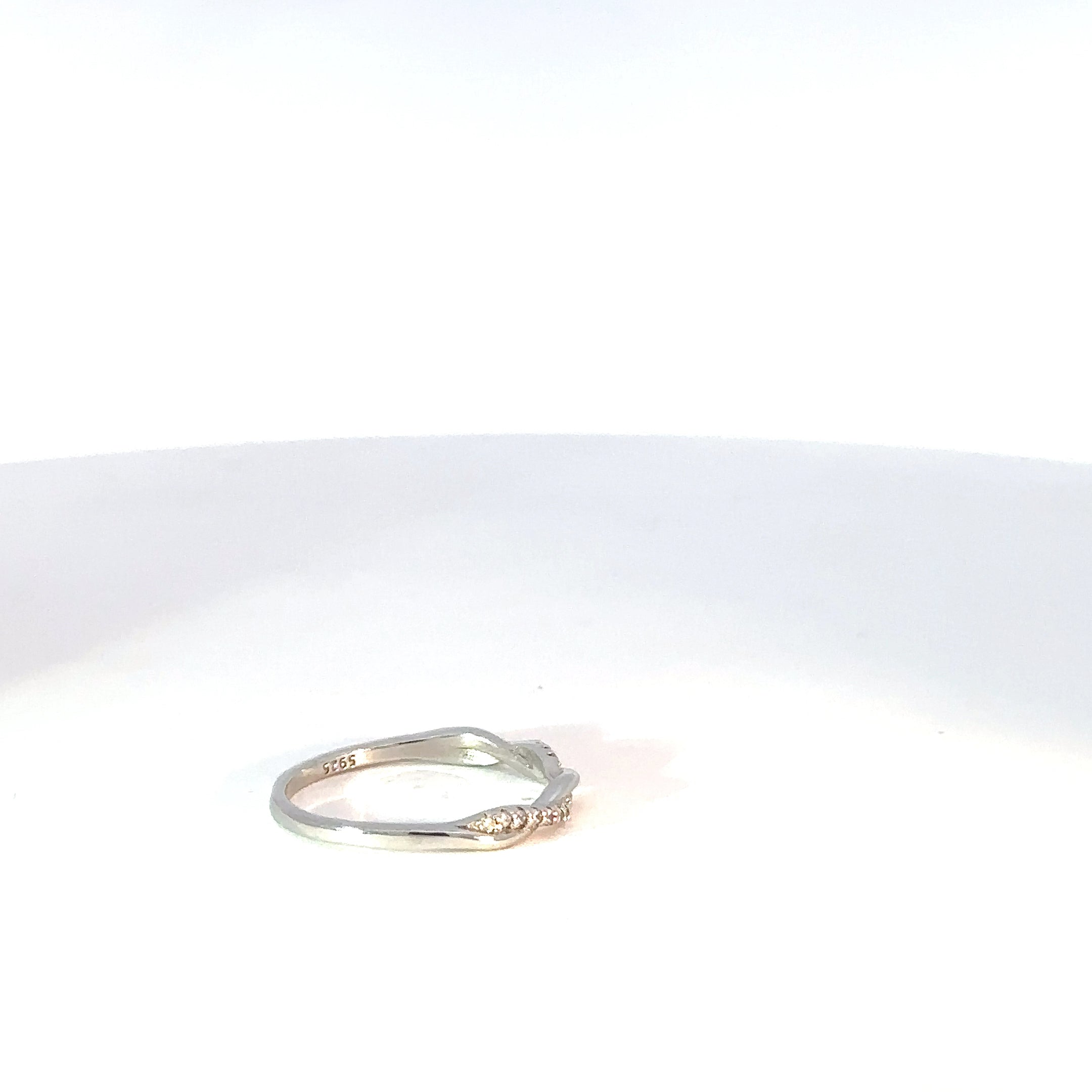 Elegante Anillo Entrelazado en Plata con Circones