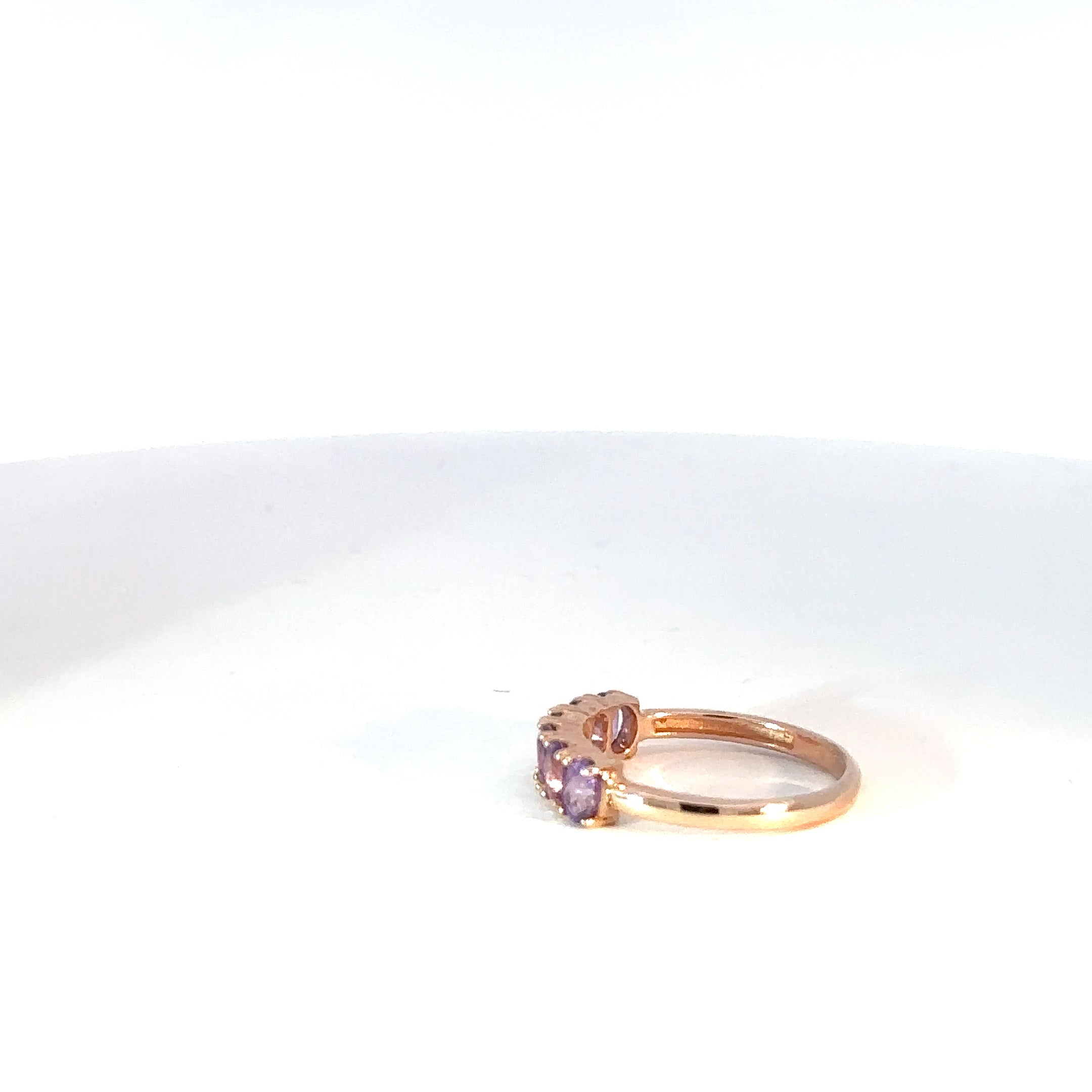 Anillo Multi Piedra en Oro Rosado con Zafiros Morados