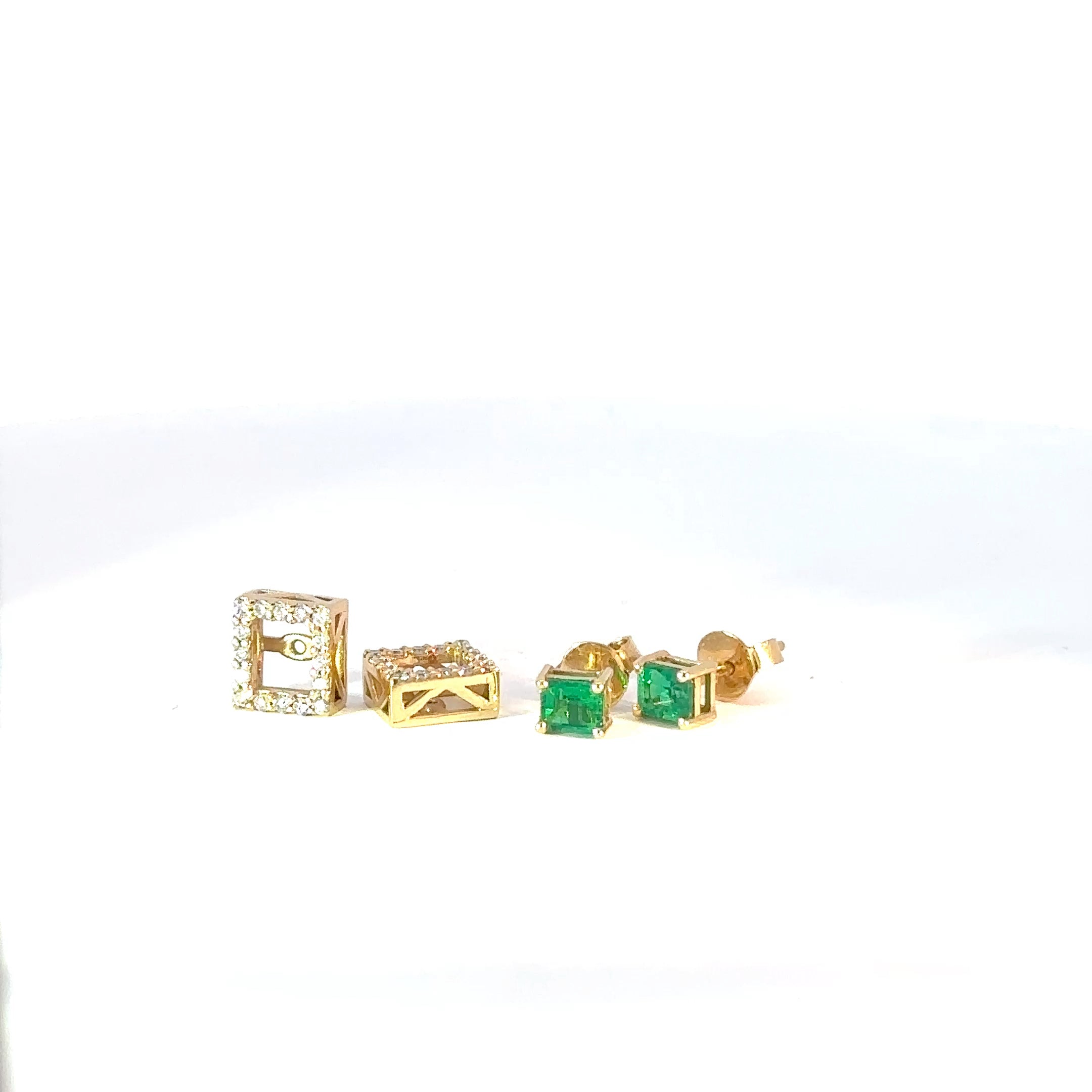 Elegantes Pendientes de Oro Amarillo con Esmeralda Tipo Jacket