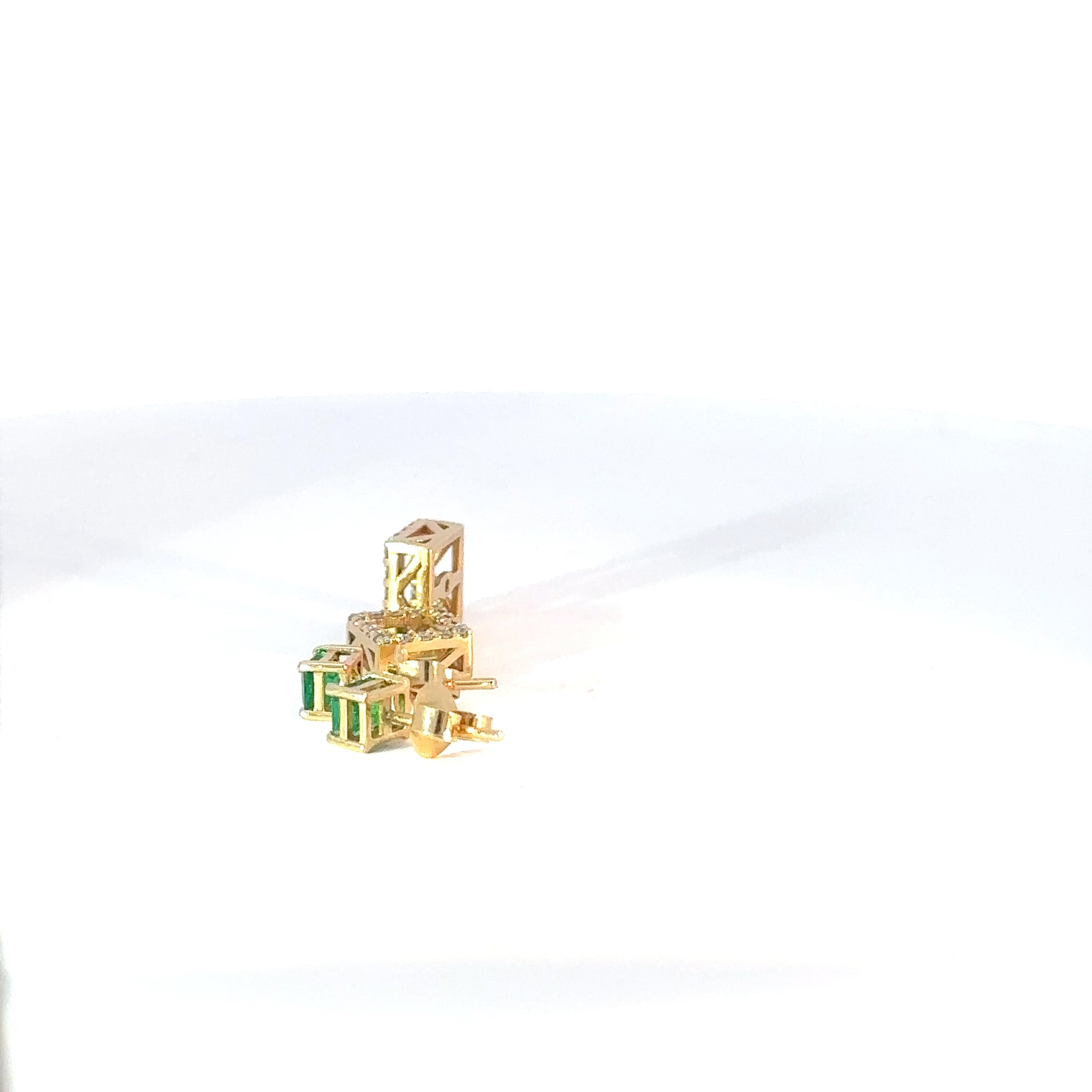 Elegantes Pendientes de Oro Amarillo con Esmeralda Tipo Jacket