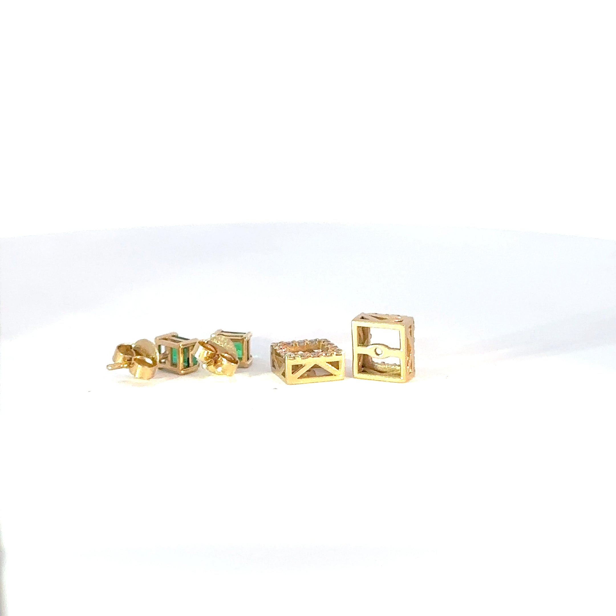 Elegantes Pendientes de Oro Amarillo con Esmeralda Tipo Jacket