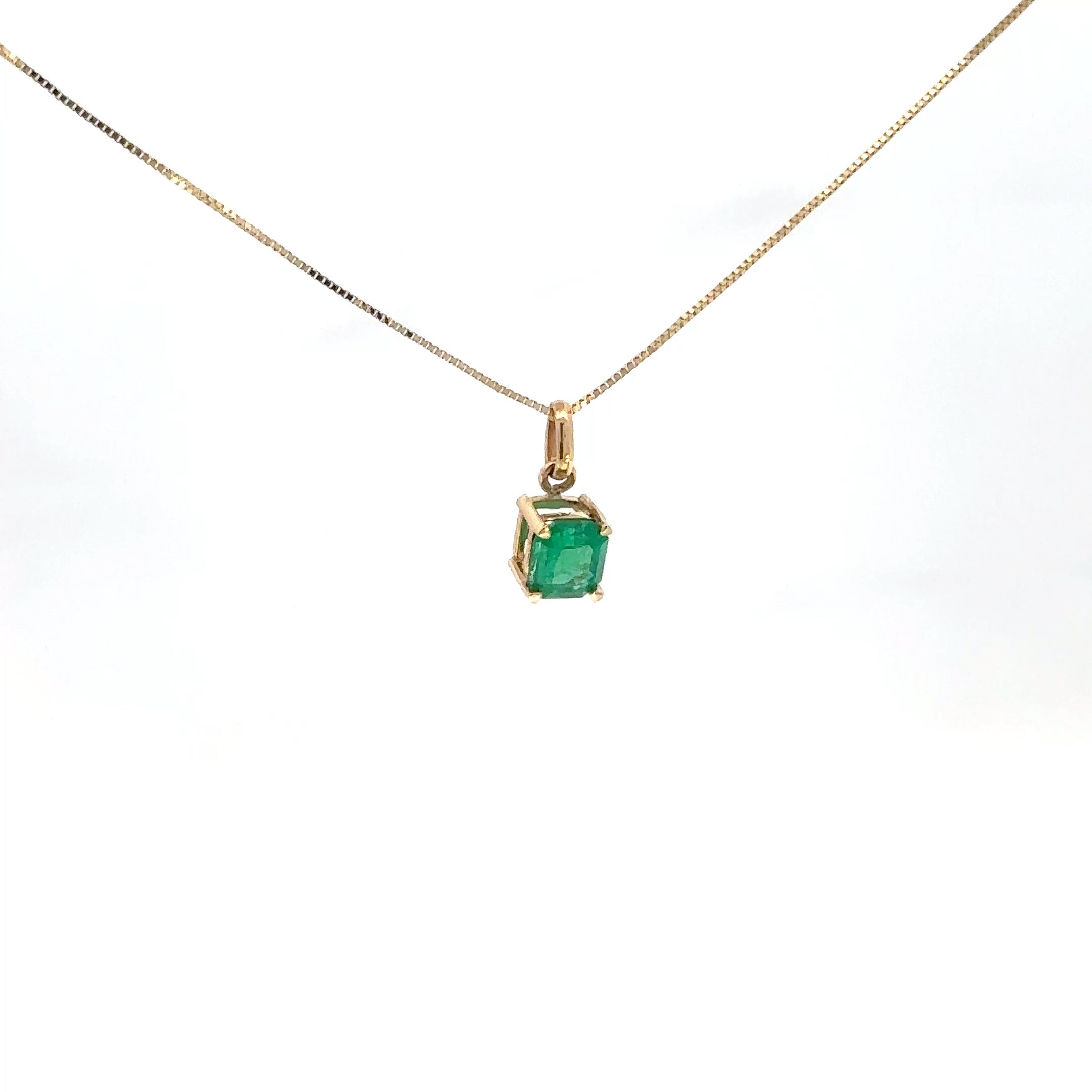 Dije Cuadrado de Esmeralda en Oro Amarillo