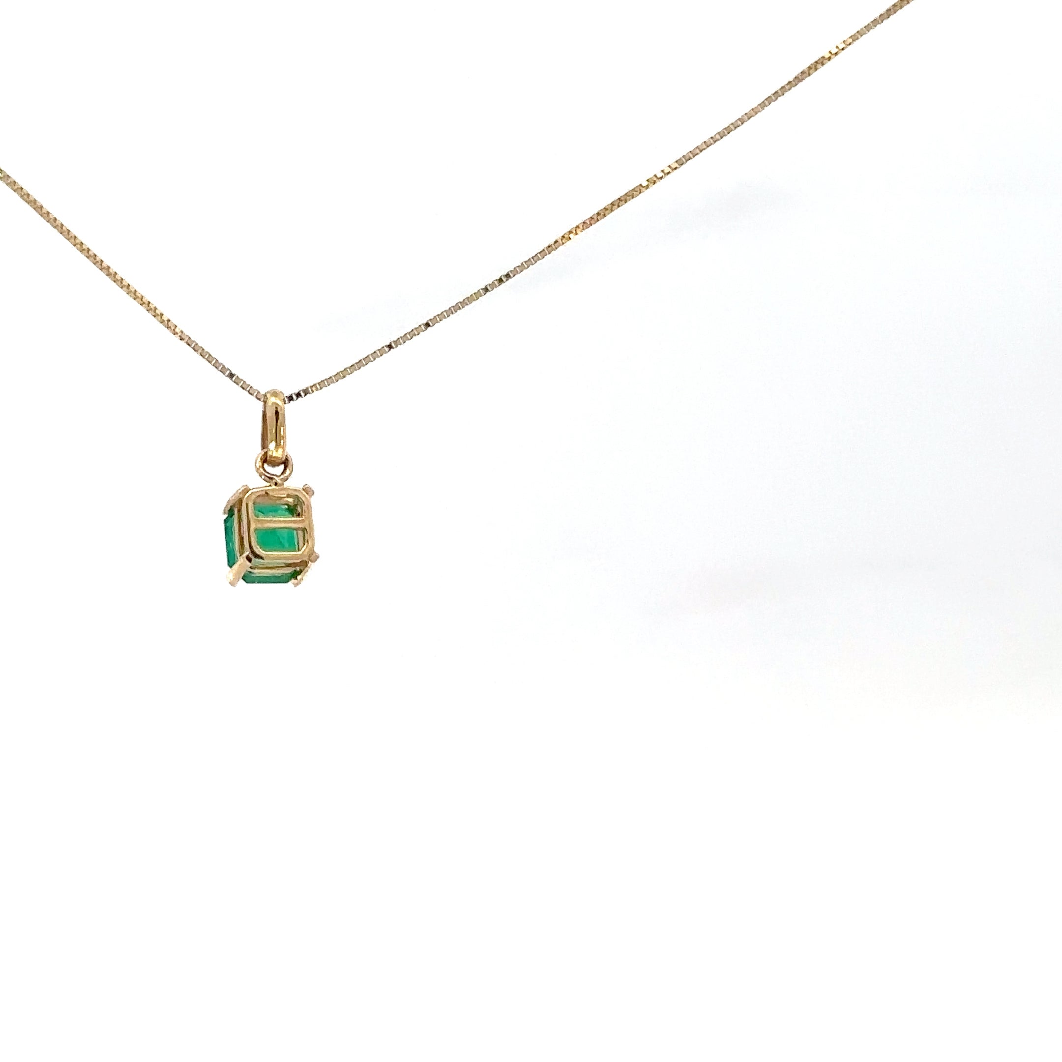 Dije Cuadrado de Esmeralda en Oro Amarillo