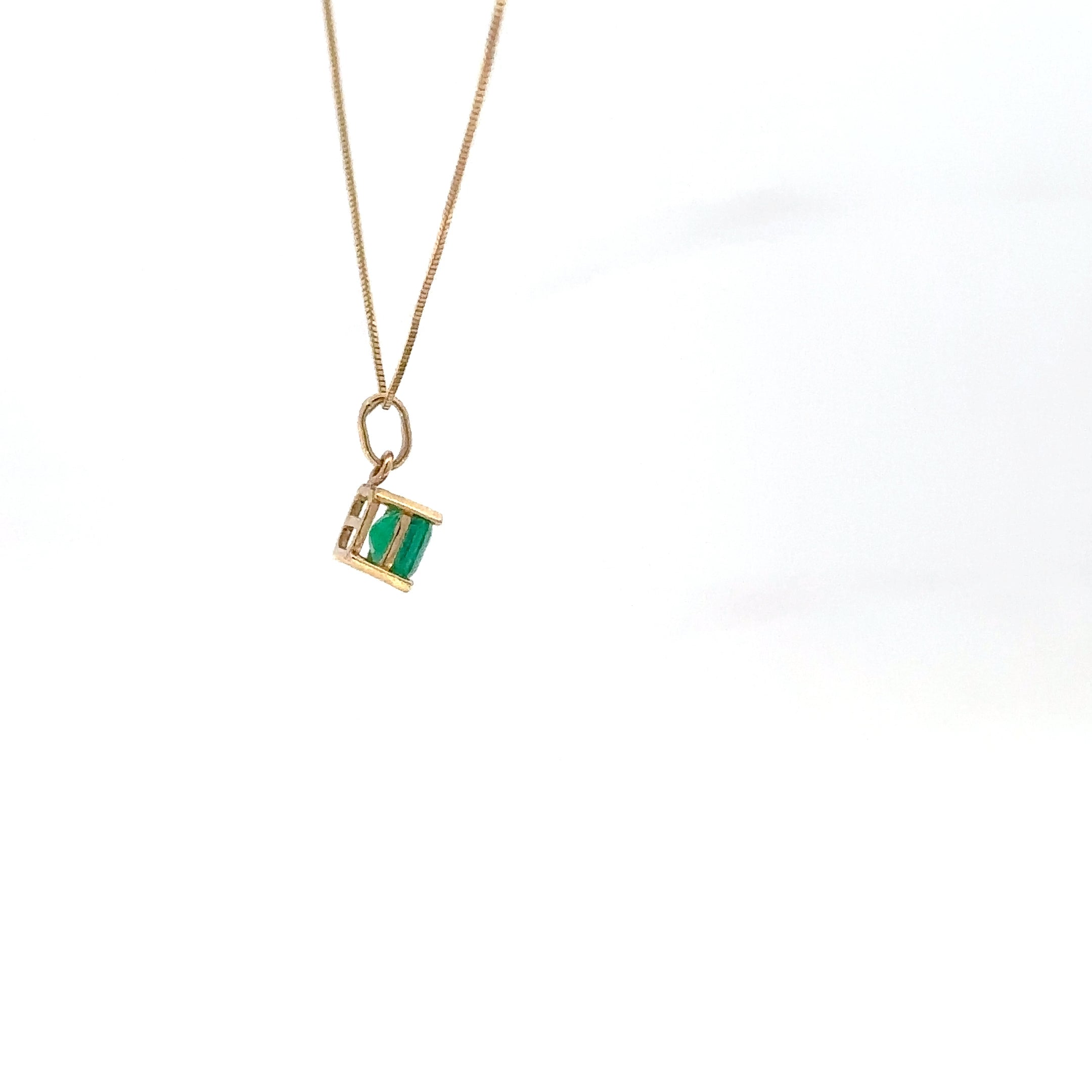 Dije Cuadrado de Esmeralda en Oro Amarillo