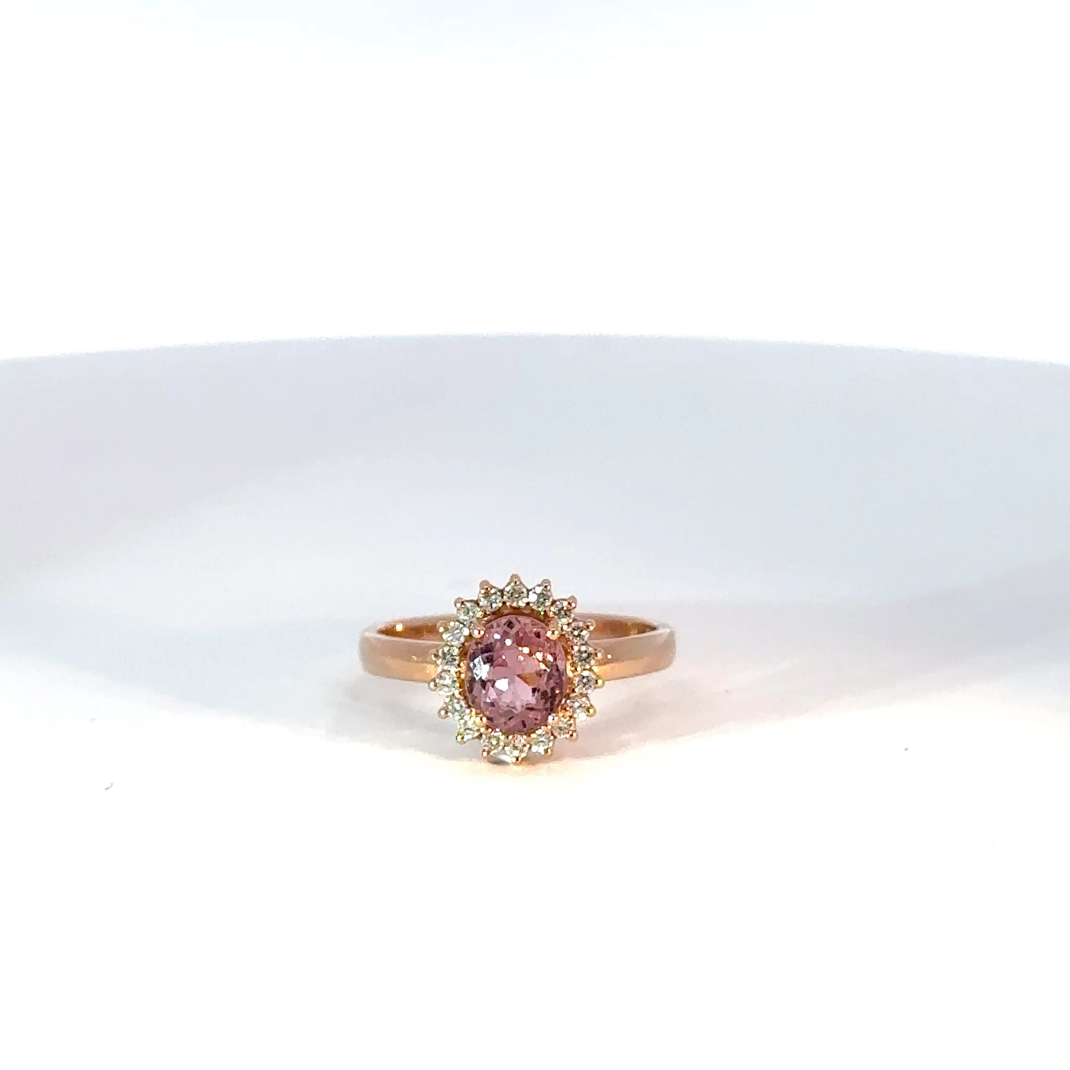 Anillo de Oro Rosa con Turmalina Ovalada Rosada