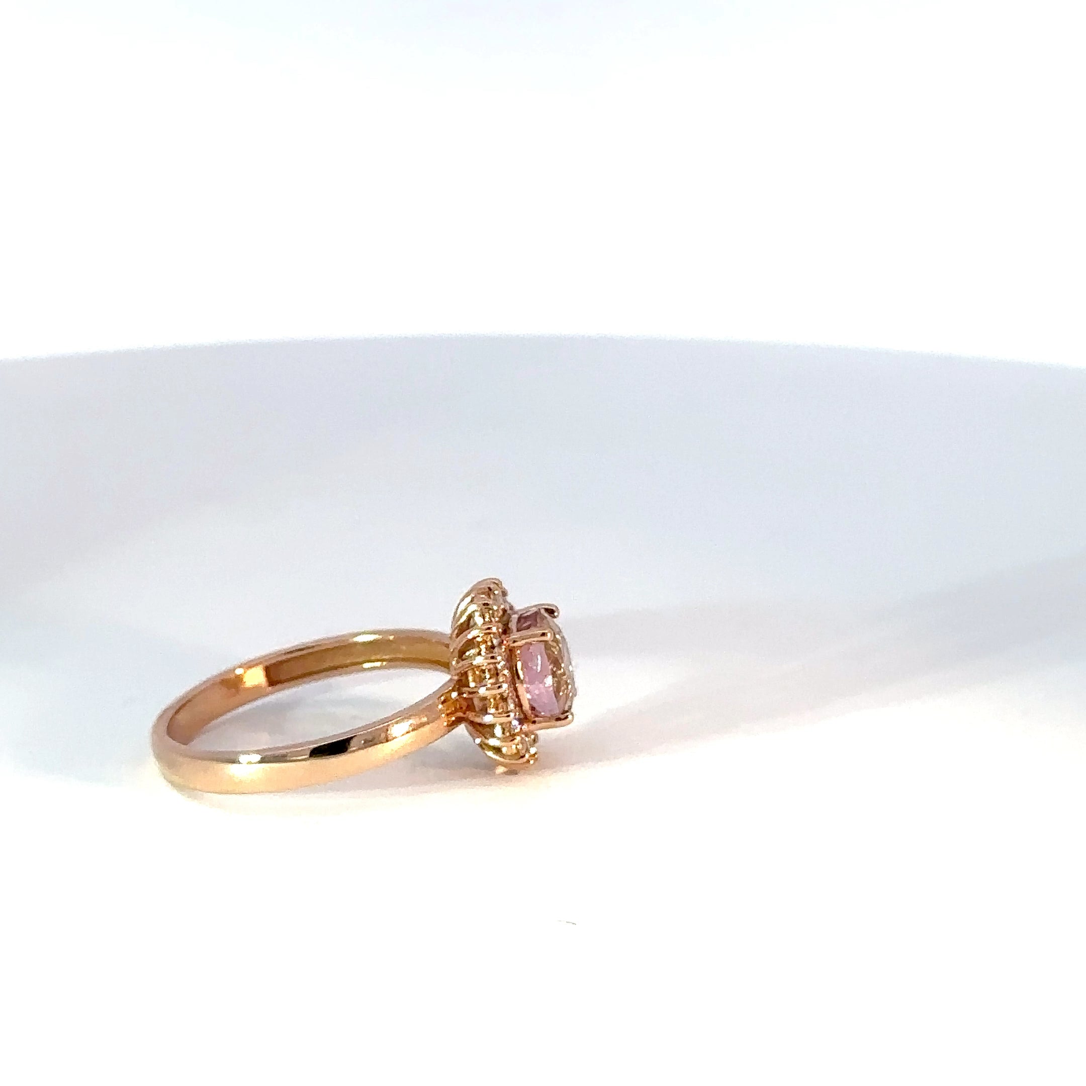Anillo de Oro Rosa con Turmalina Ovalada Rosada