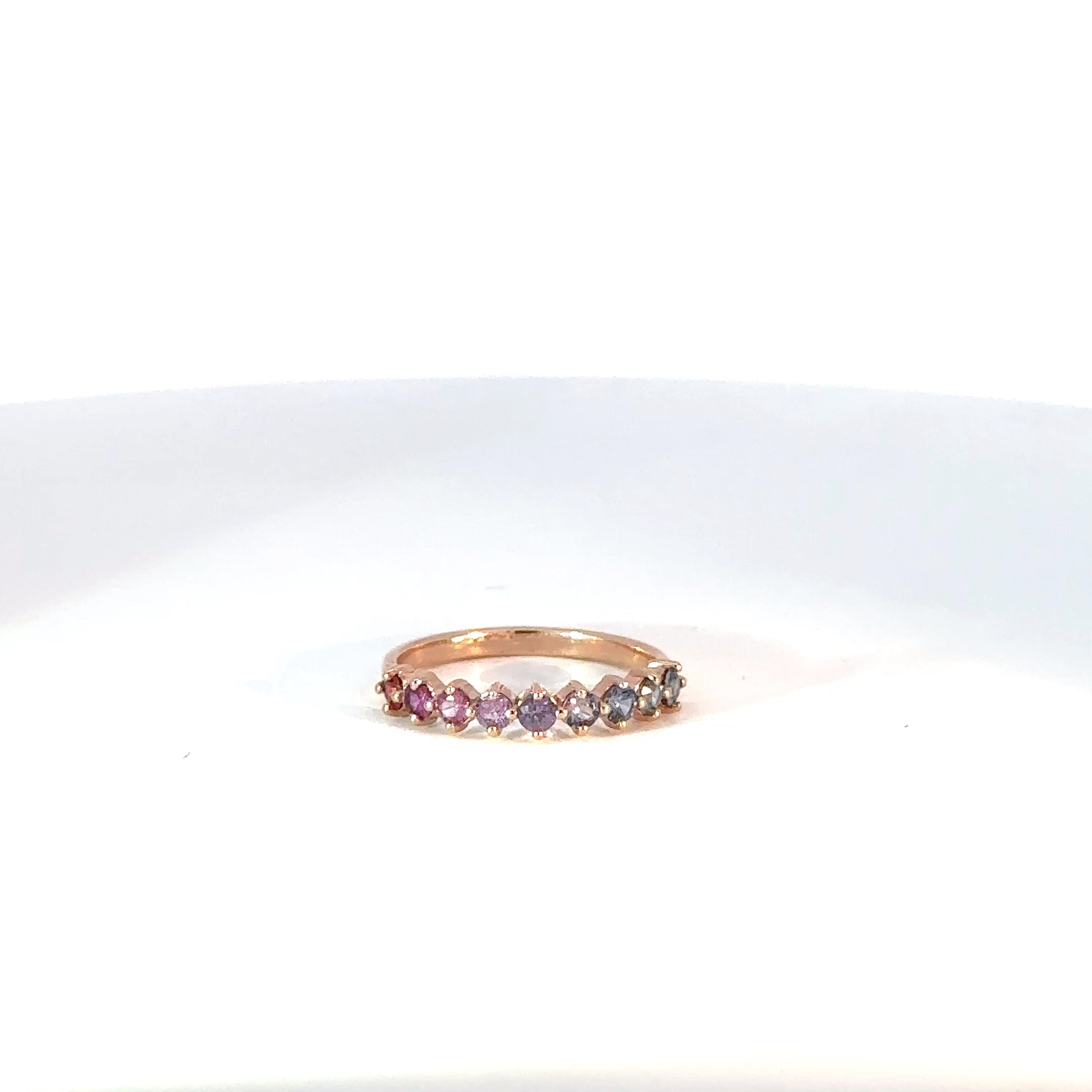 Anillo Cintillo en Oro Rosa con Zafiros Multicolor