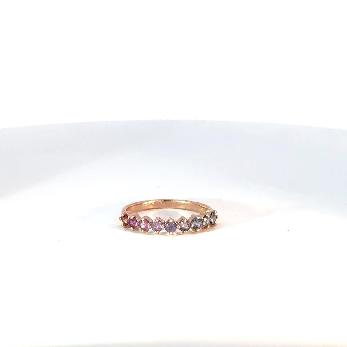 Anillo Cintillo en Oro Rosa con Zafiros Multicolor