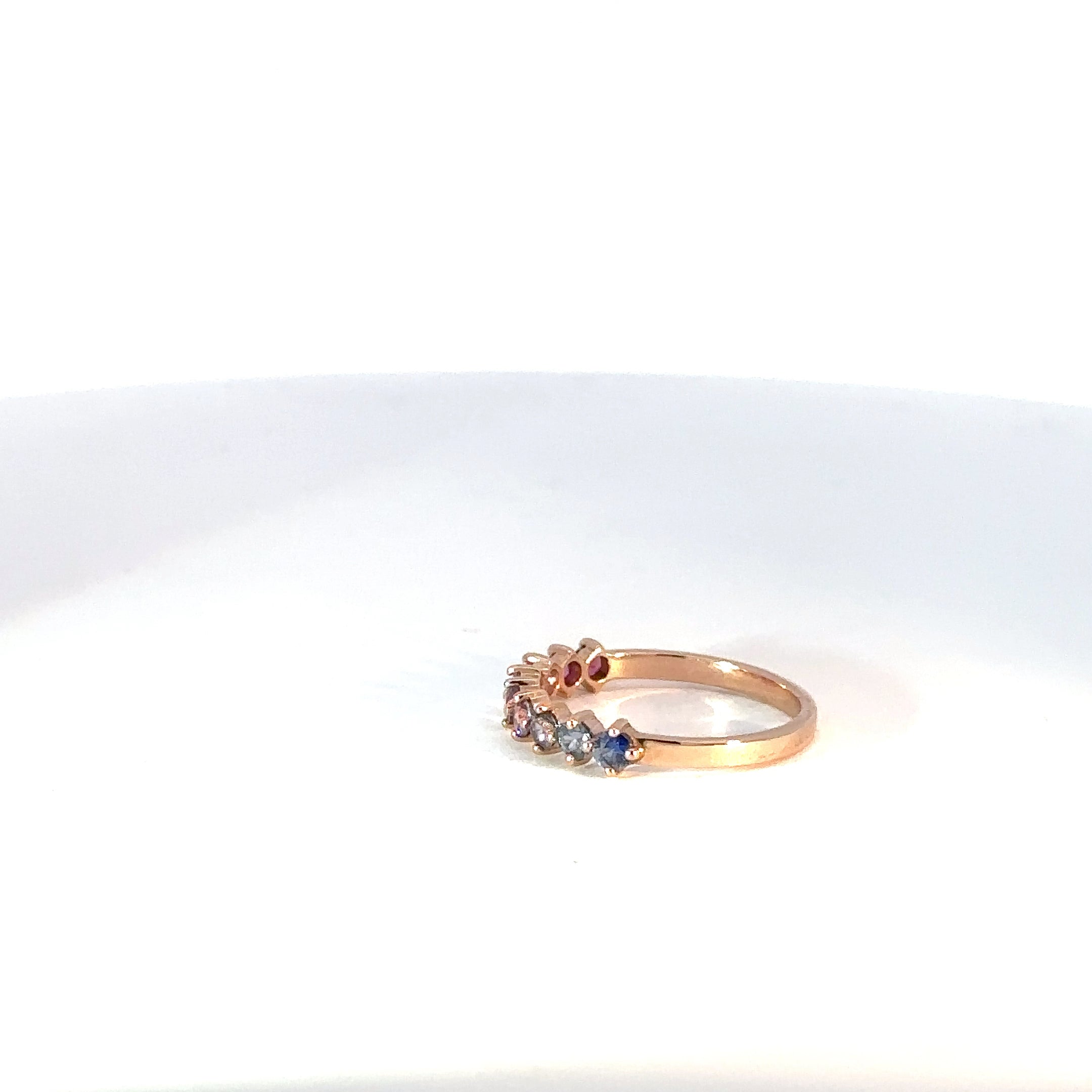 Anillo Cintillo en Oro Rosa con Zafiros Multicolor