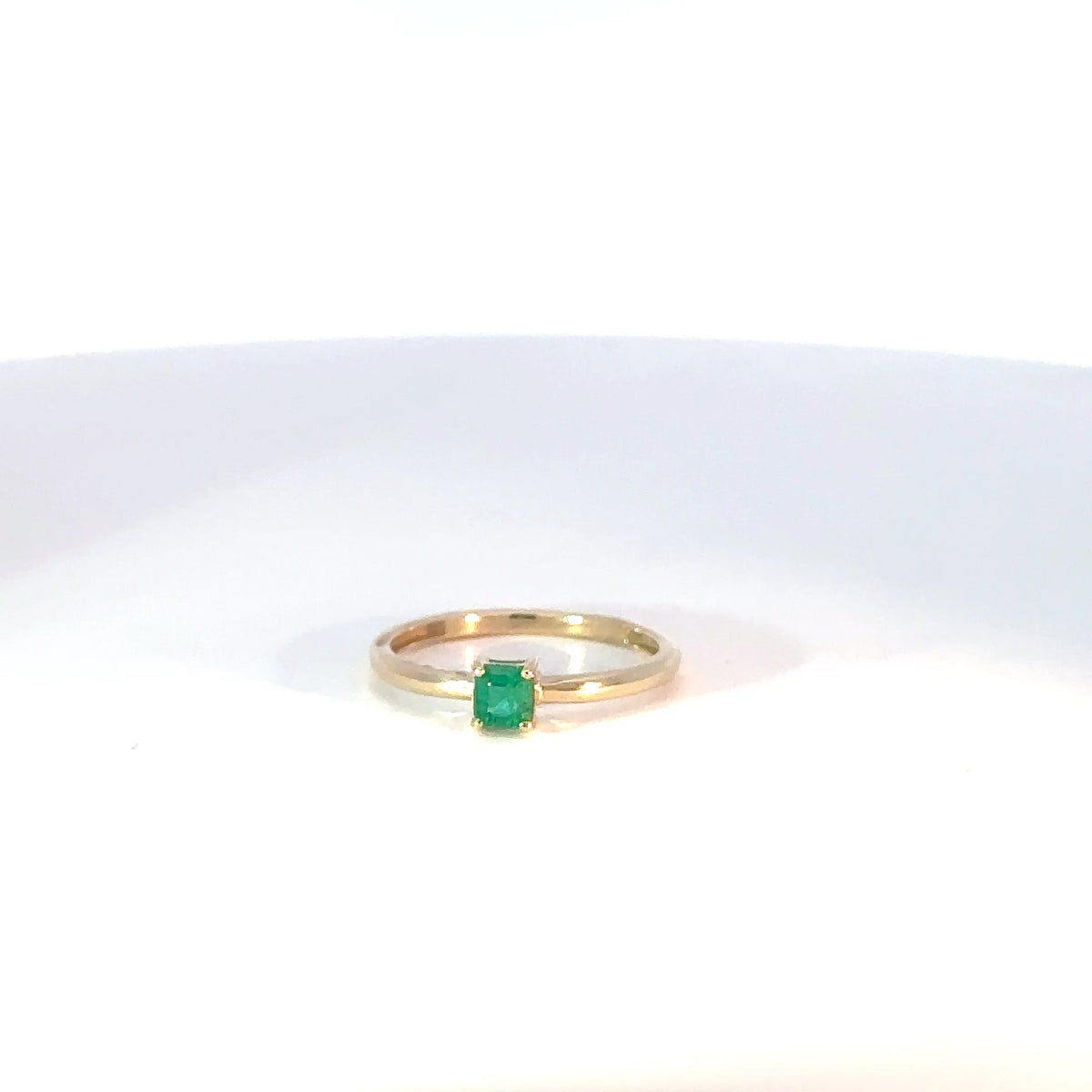 Anillo Solitario en Oro Amarillo con Esmeralda