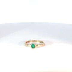 Anillo Solitario en Oro Amarillo con Esmeralda