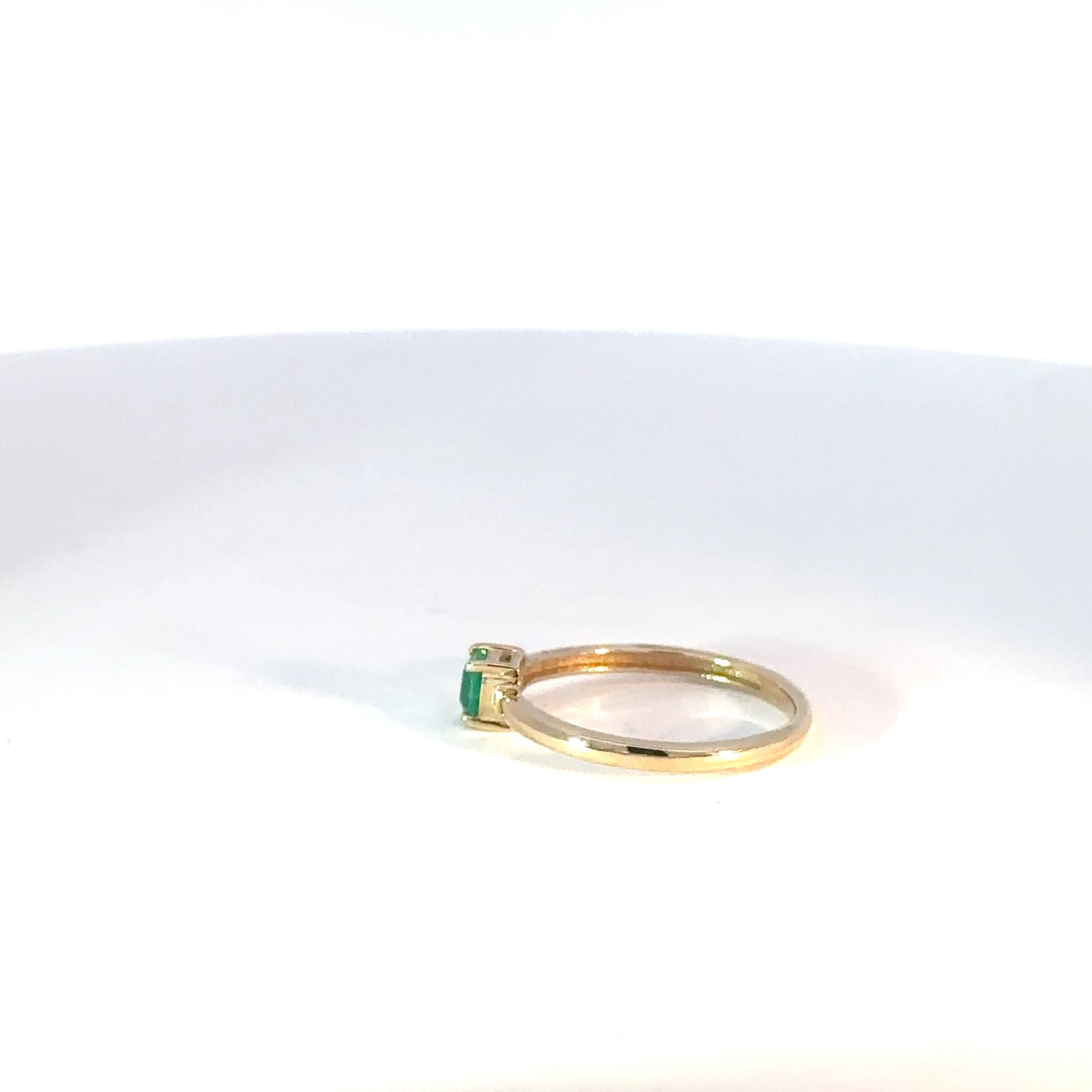 Anillo Solitario en Oro Amarillo con Esmeralda