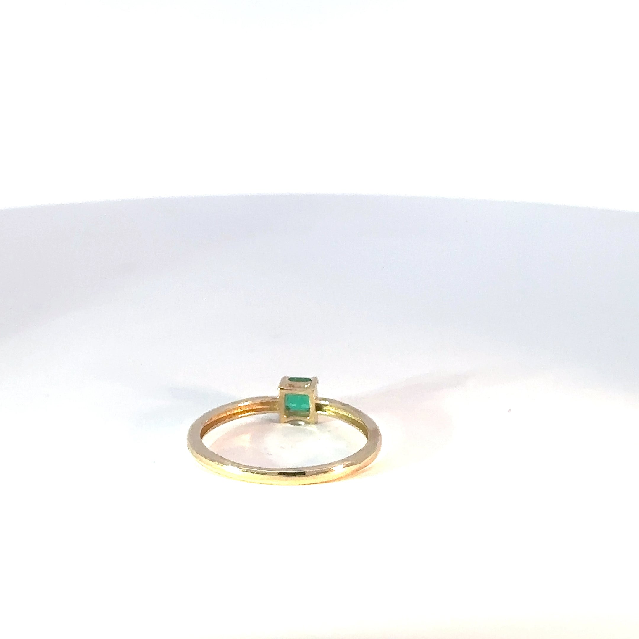 Anillo Solitario en Oro Amarillo con Esmeralda