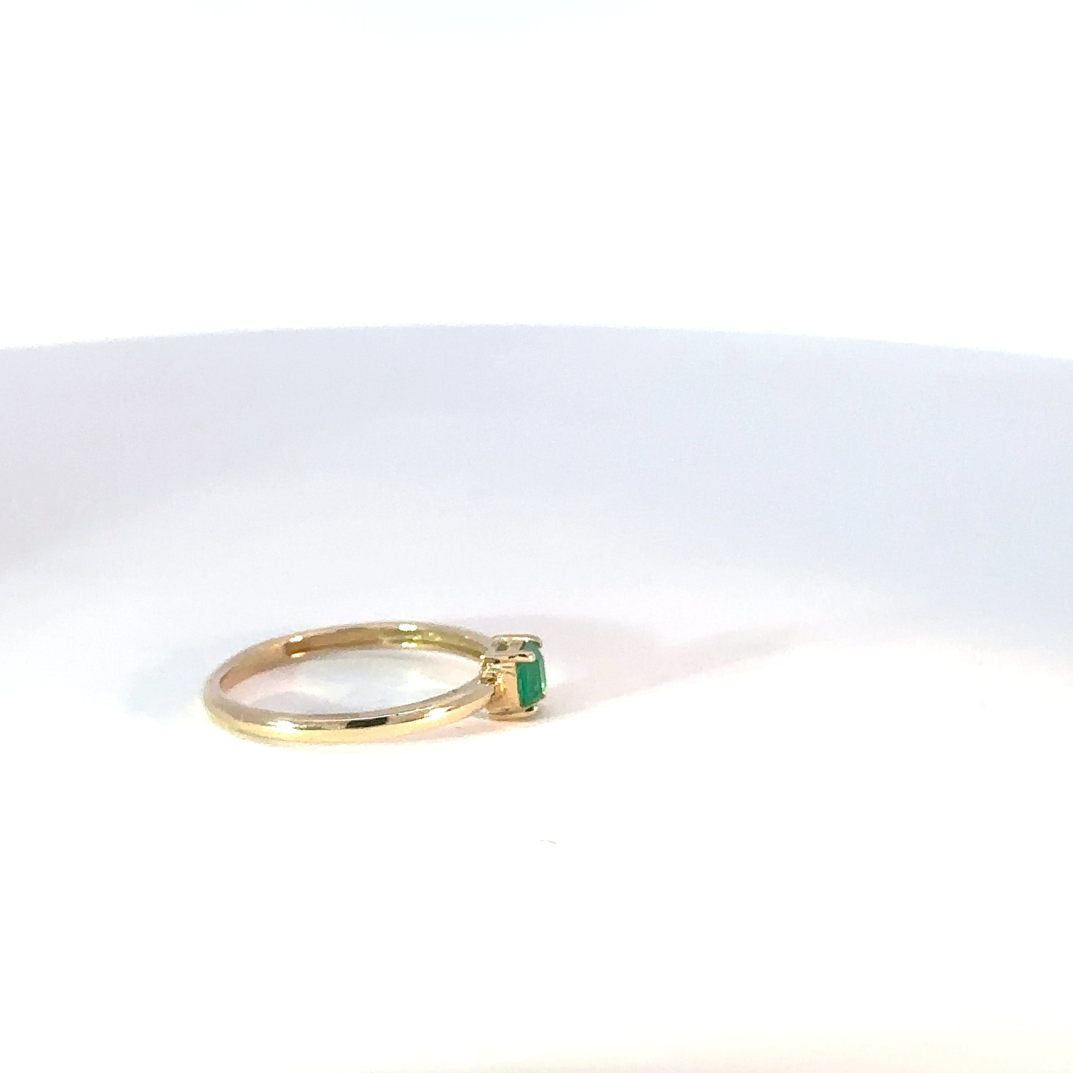 Anillo Solitario en Oro Amarillo con Esmeralda