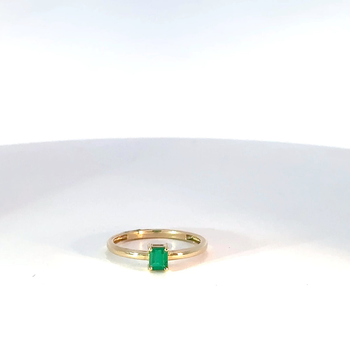 Anillo Solitario en Oro Amarillo con Esmeralda