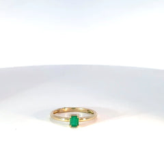 Anillo Solitario en Oro Amarillo con Esmeralda