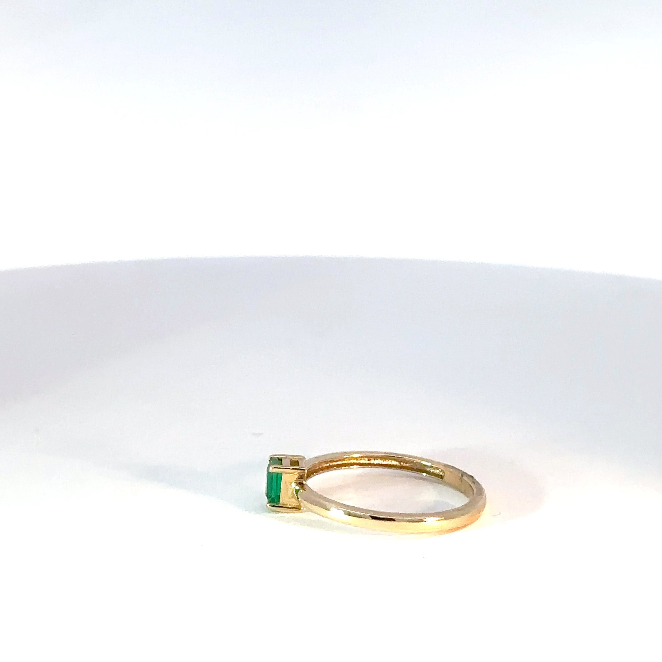 Anillo Solitario en Oro Amarillo con Esmeralda