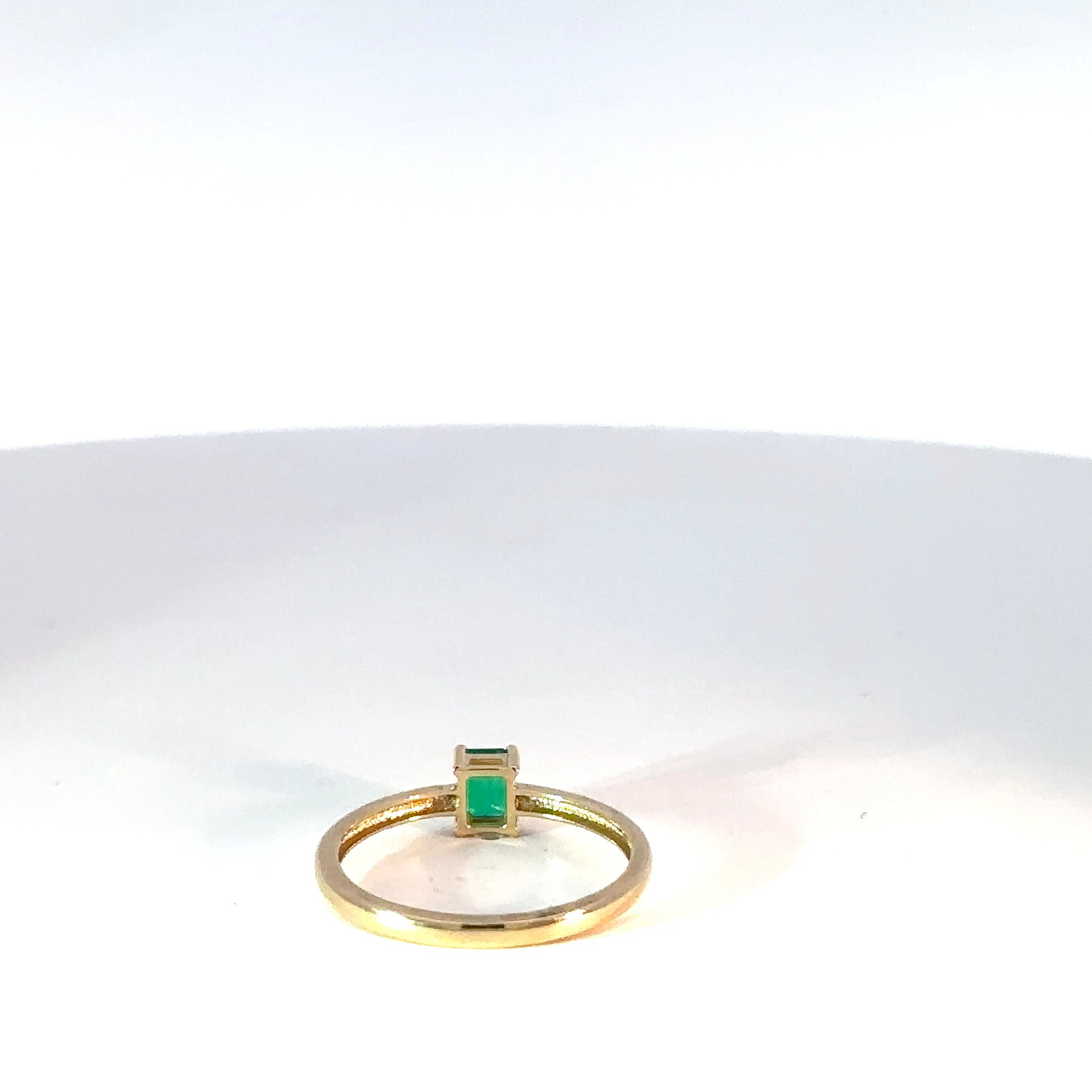 Anillo Solitario en Oro Amarillo con Esmeralda