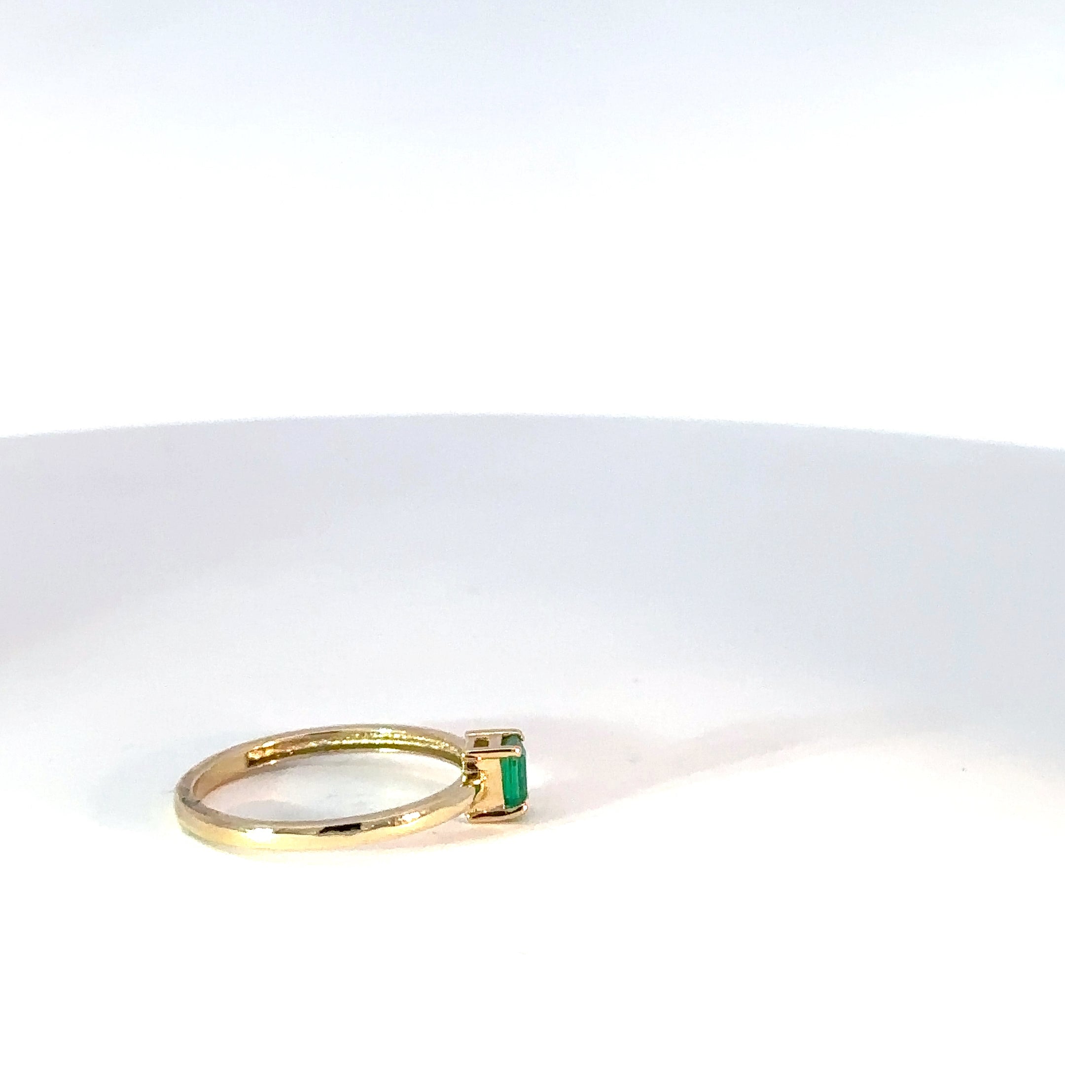 Anillo Solitario en Oro Amarillo con Esmeralda