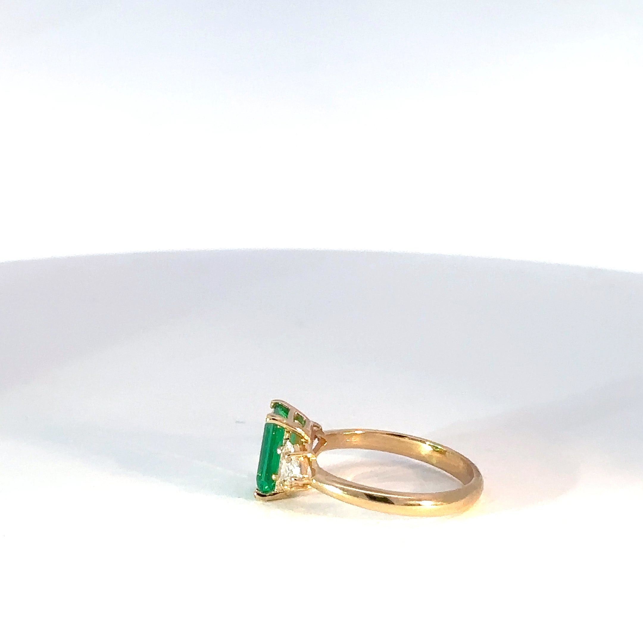 Anillo Esmeralda y diamante Trillion