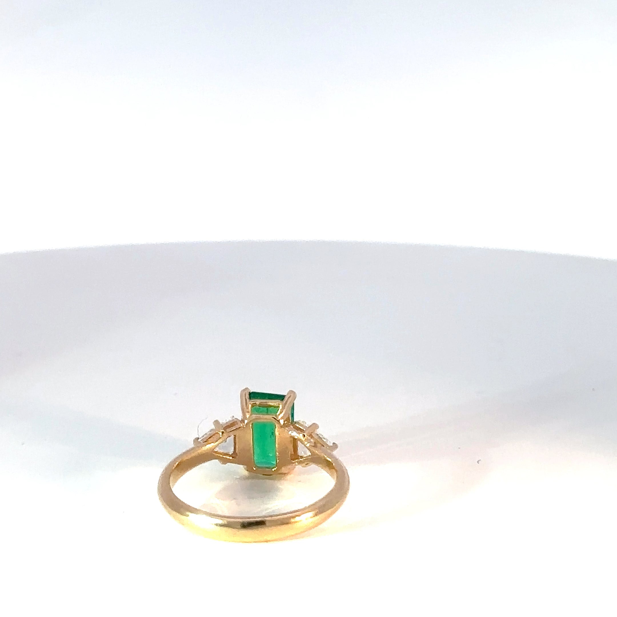 Anillo Esmeralda y diamante Trillion