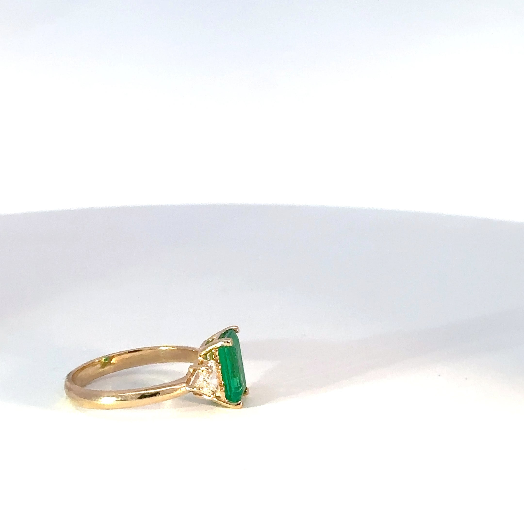 Anillo Esmeralda y diamante Trillion