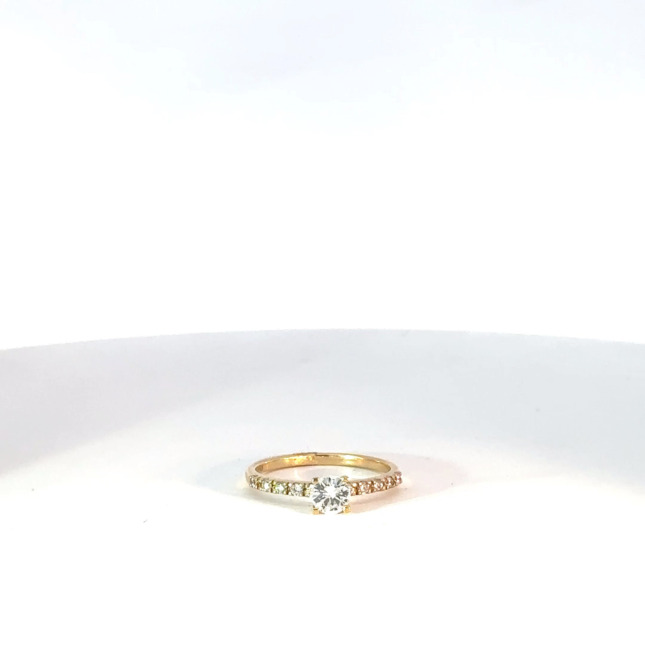 Anillo Solitario en Oro Amarillo con Diamantes