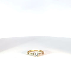 Anillo Solitario en Oro Amarillo con Diamantes
