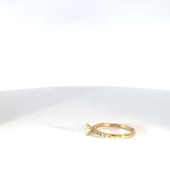 Anillo Solitario en Oro Amarillo con Diamantes