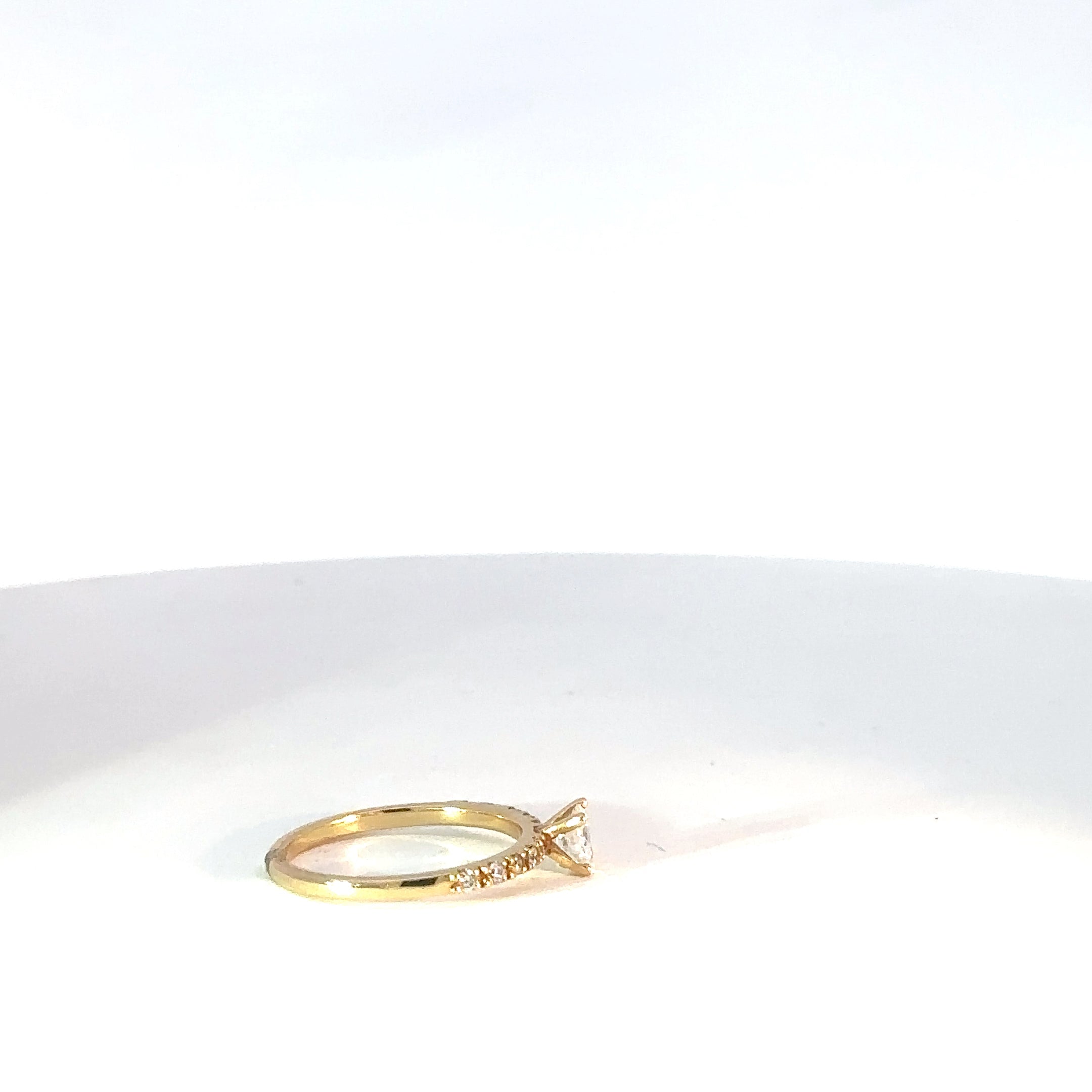 Anillo Solitario en Oro Amarillo con Diamantes