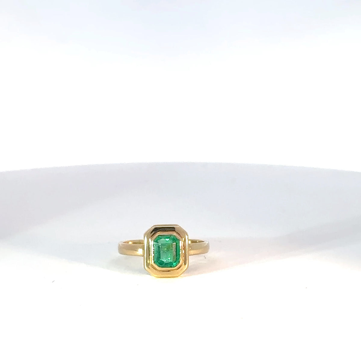 Anillo en Oro Amarillo con Esmeralda doble bisel