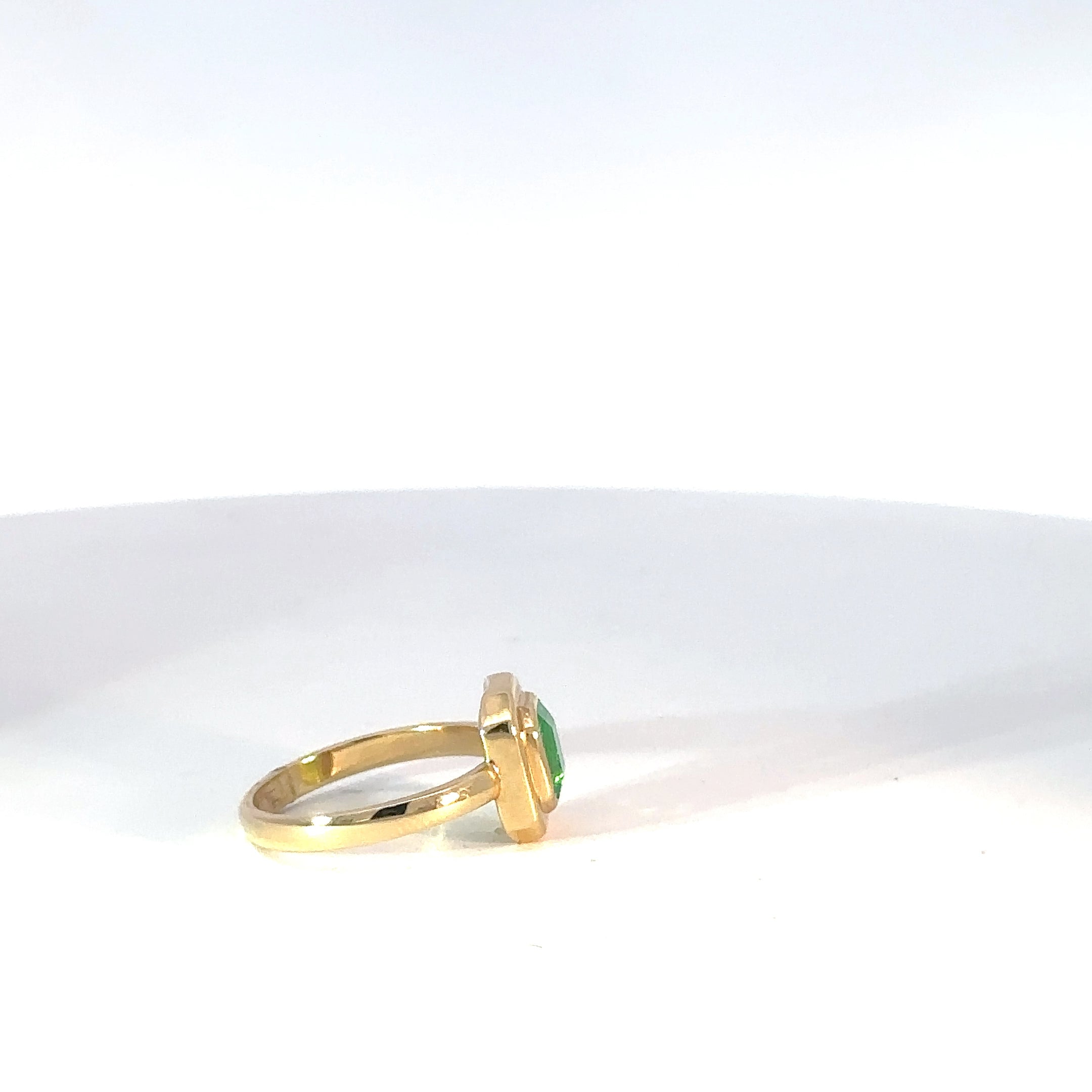 Anillo en Oro Amarillo con Esmeralda doble bisel