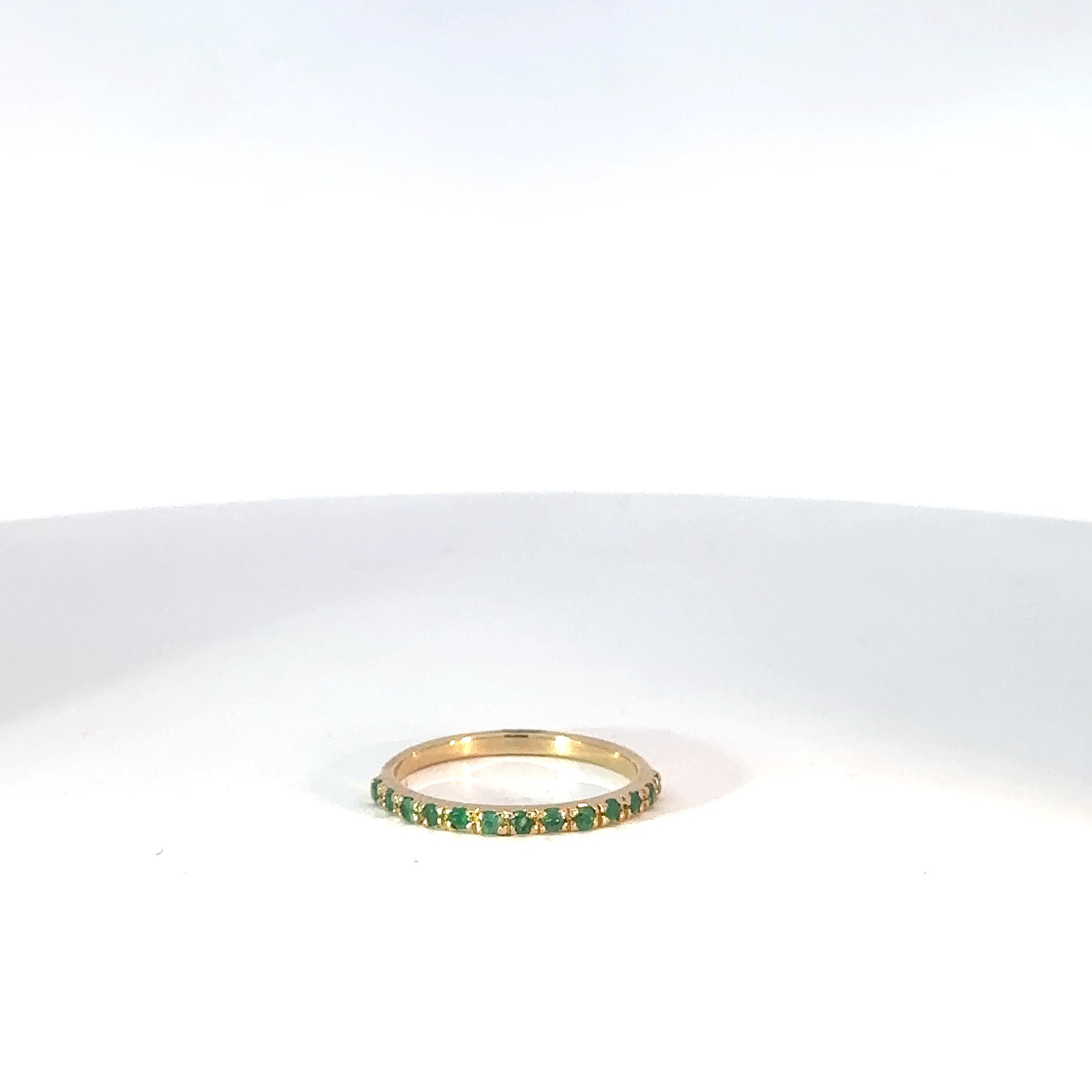 Anillo Cintillo en Oro Amarillo con Esmeraldas