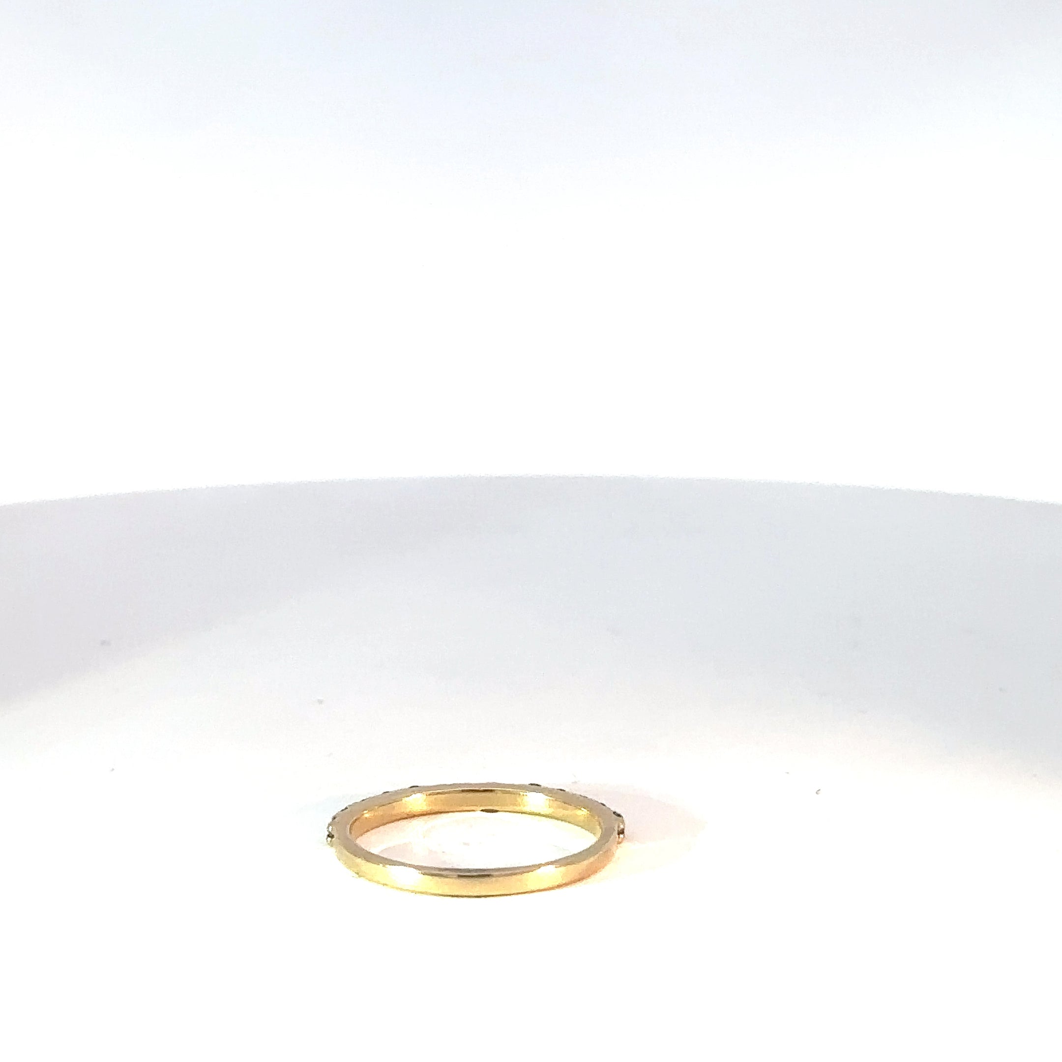 Anillo Cintillo en Oro Amarillo con Esmeraldas