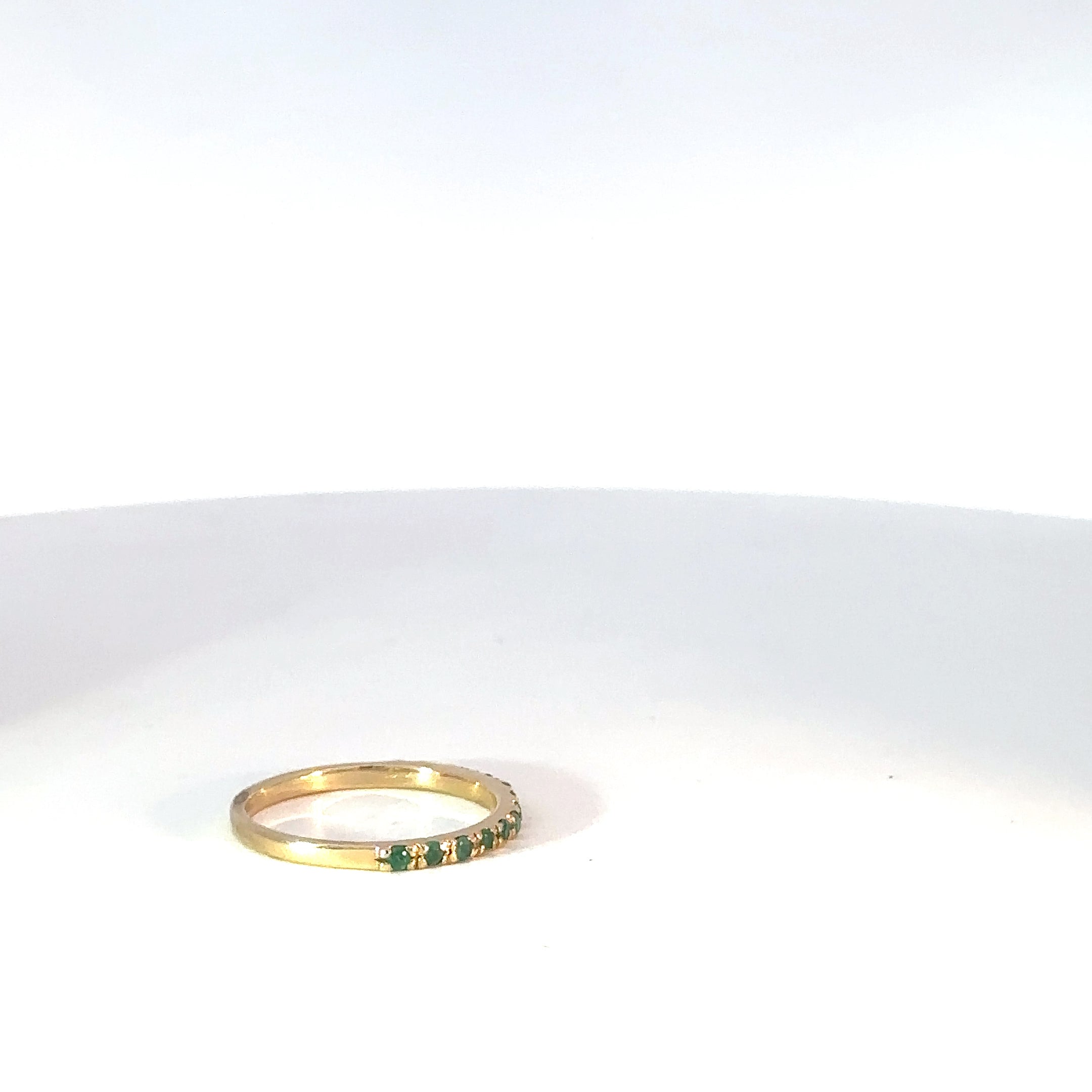 Anillo Cintillo en Oro Amarillo con Esmeraldas