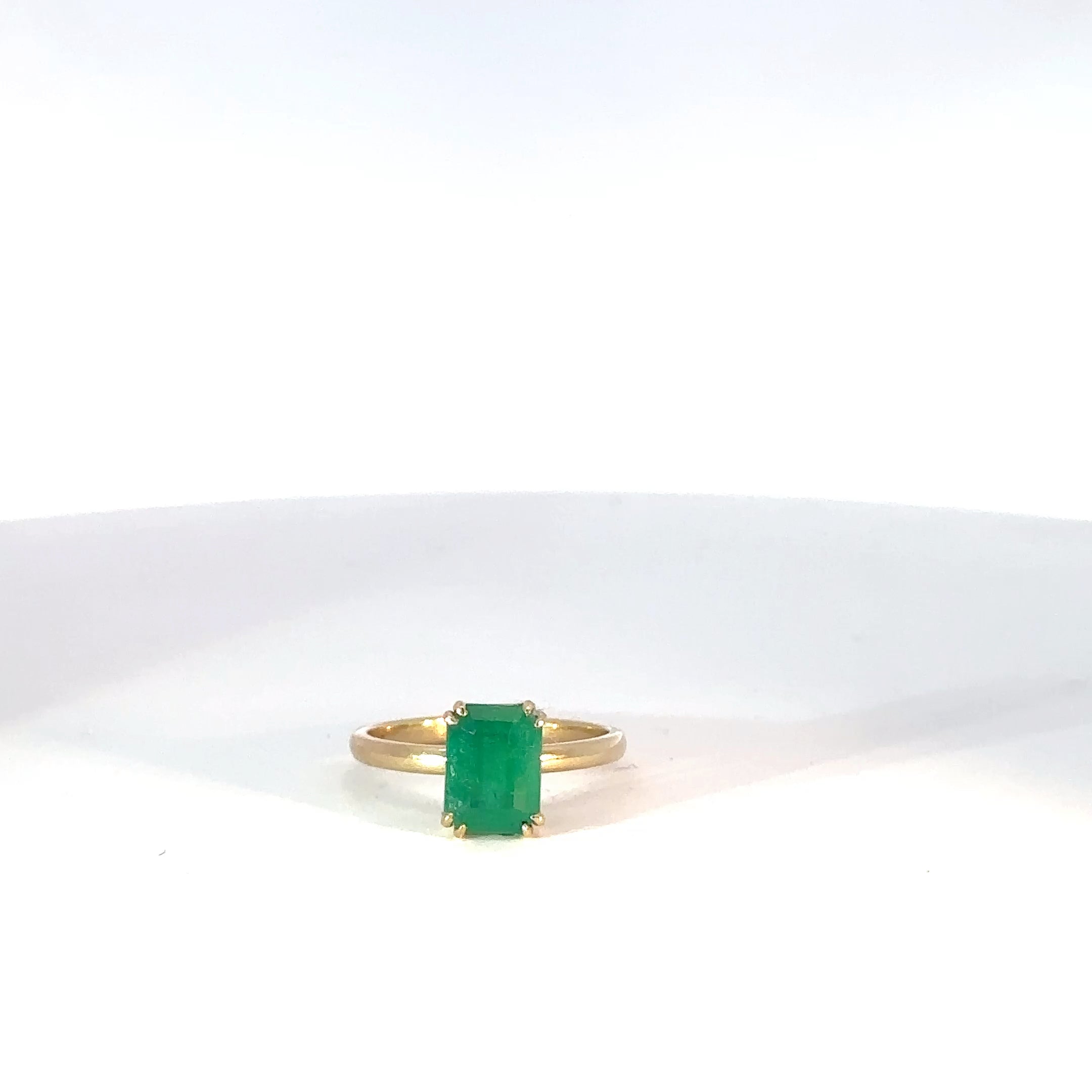 Anillo Solitario de Oro Amarillo con Esmeralda Talla Esmeralda